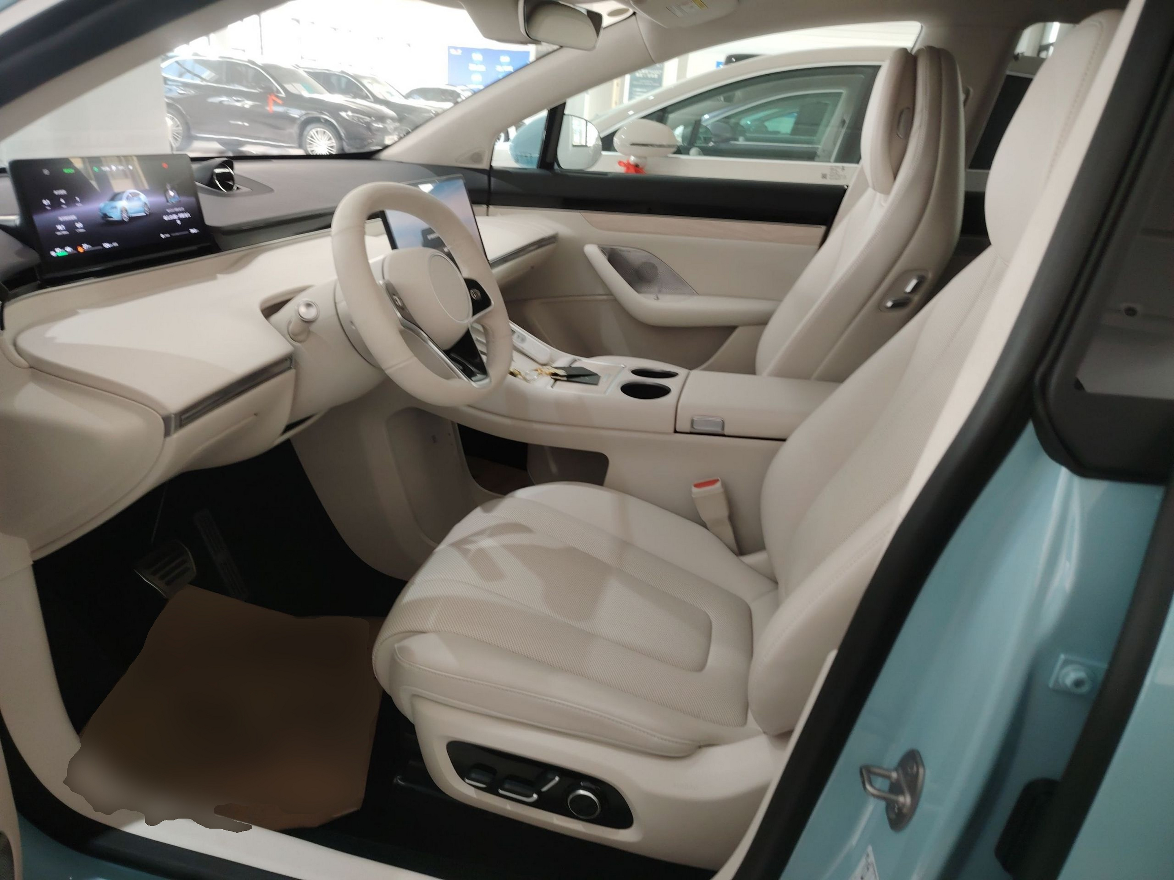 المقاعد الأمامية داخل السيارة