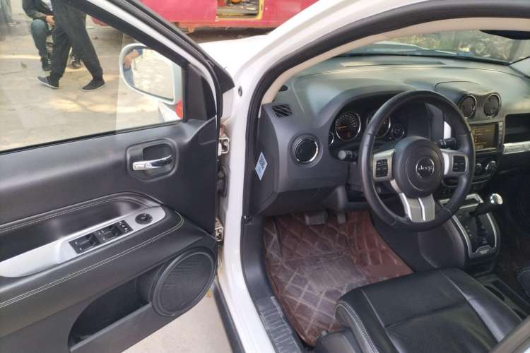 Used  Compass 2015 2.0L Two-Wheel Drive Luxury Edition