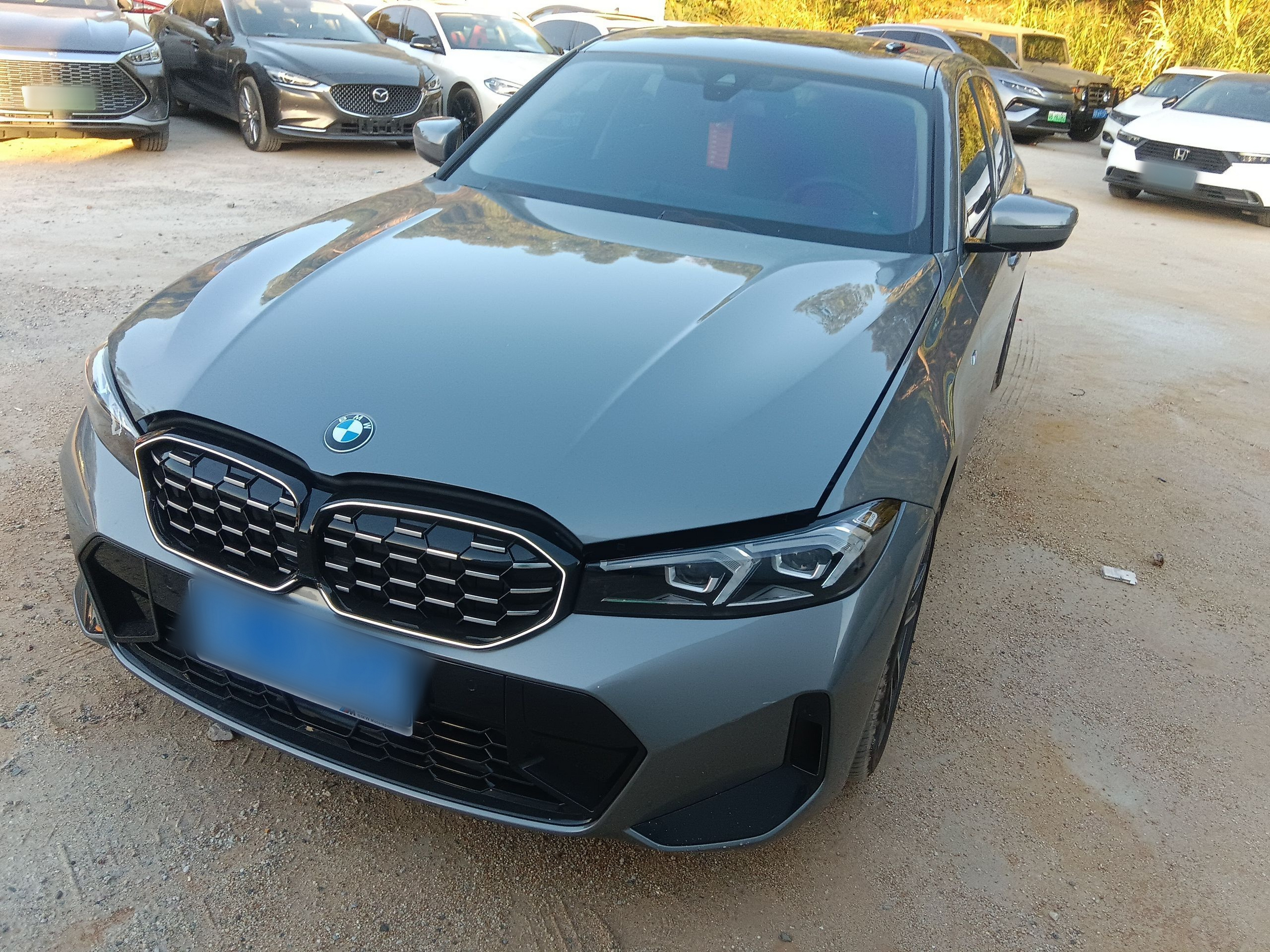 تحت مقدمة السيارة