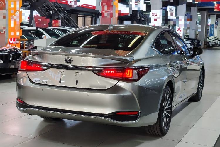 Used Lexus ES 2022 300h Deluxe Edition
