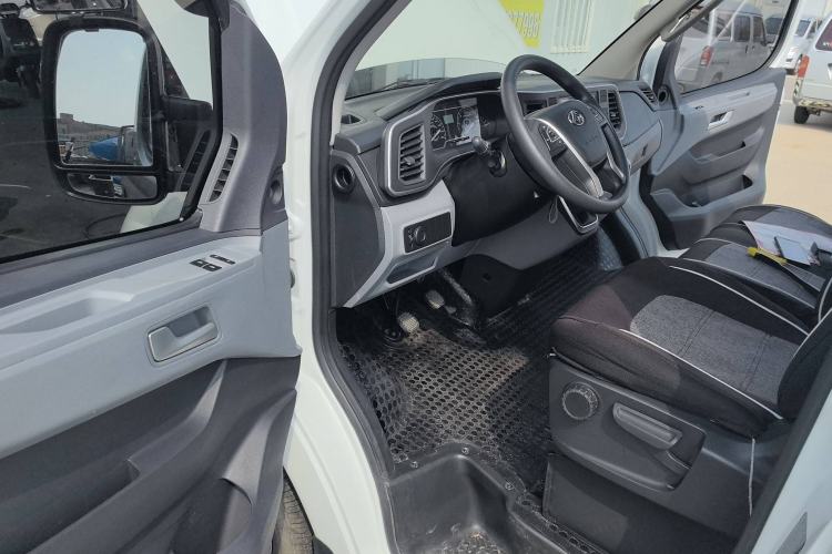 Used SAIC MAXUS Xintu V80 2024 Aotuntong Value Edition 6MT Short Wheelbase Ultra-Low Roof 127 Ps 5/6 Seats
