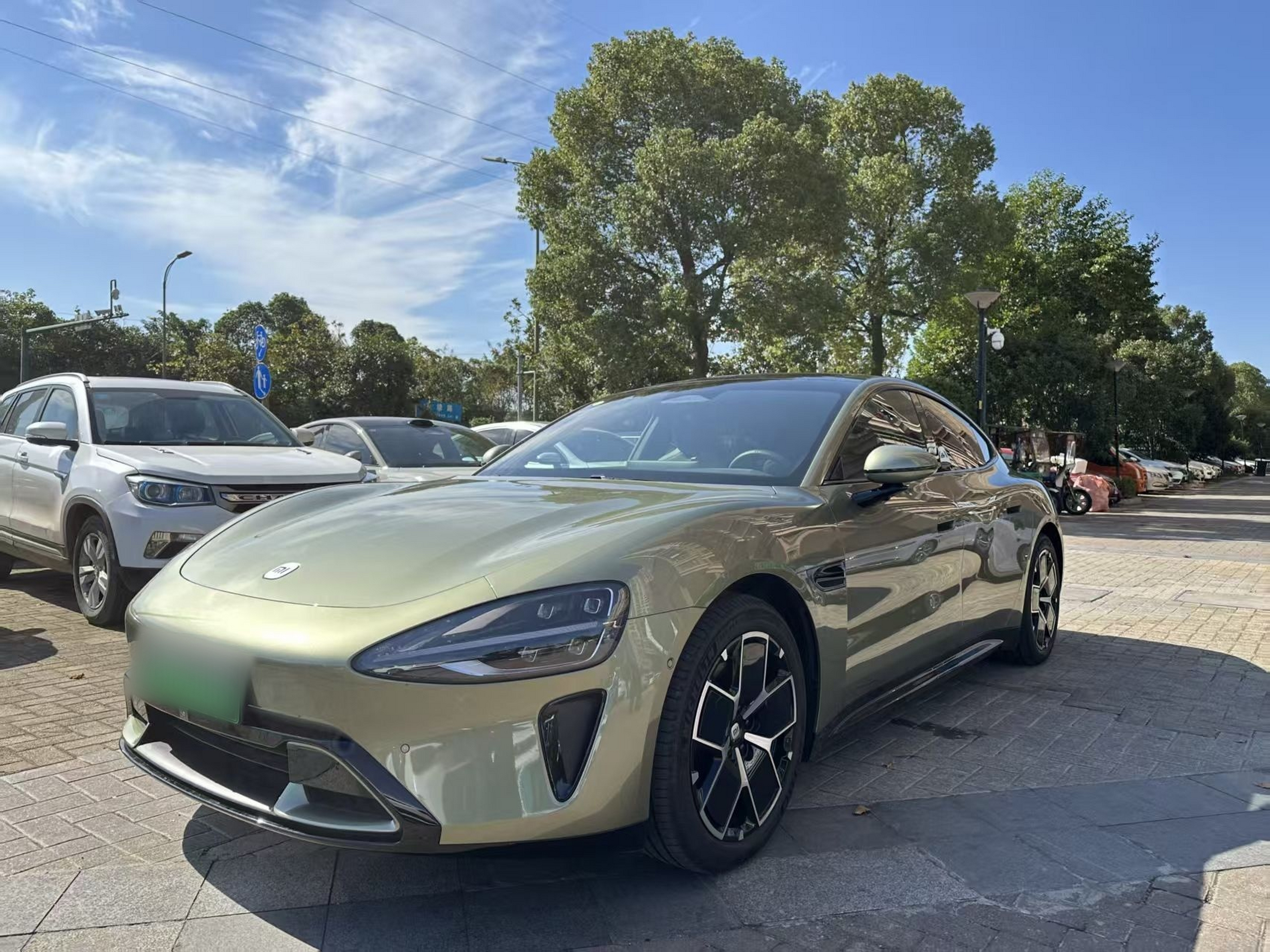 Под передней частью автомобиля