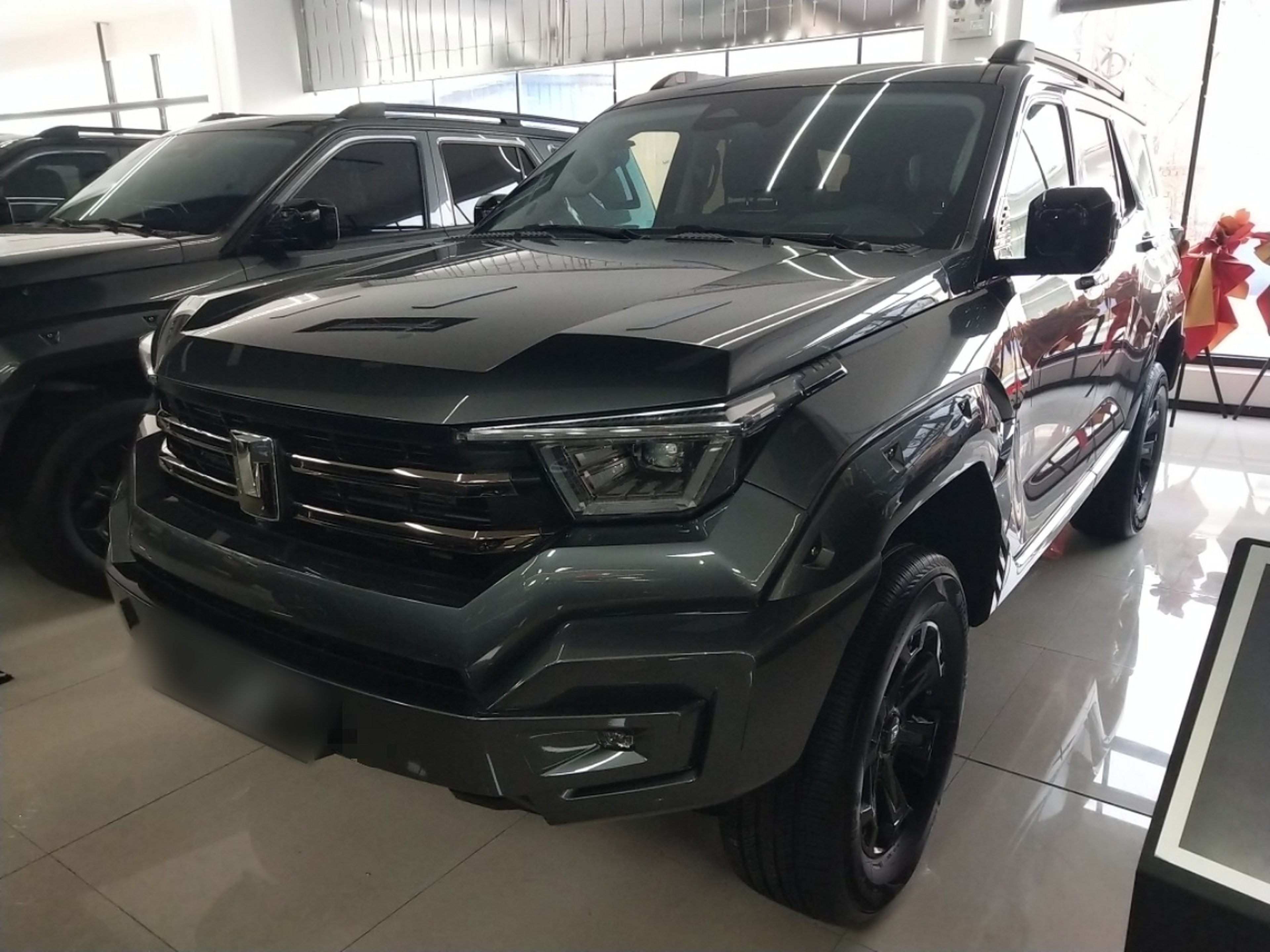 تحت مقدمة السيارة