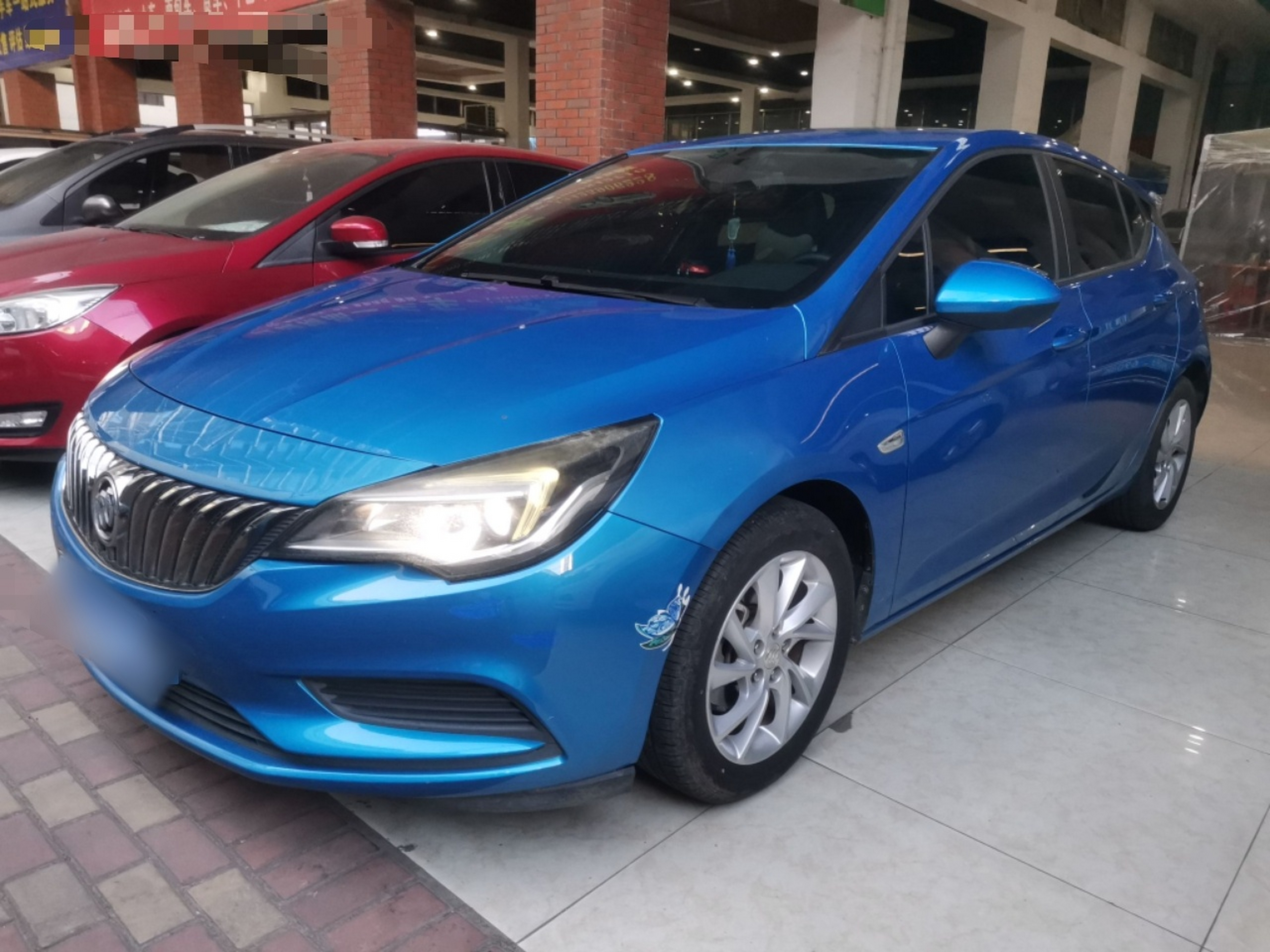 Под передней частью автомобиля