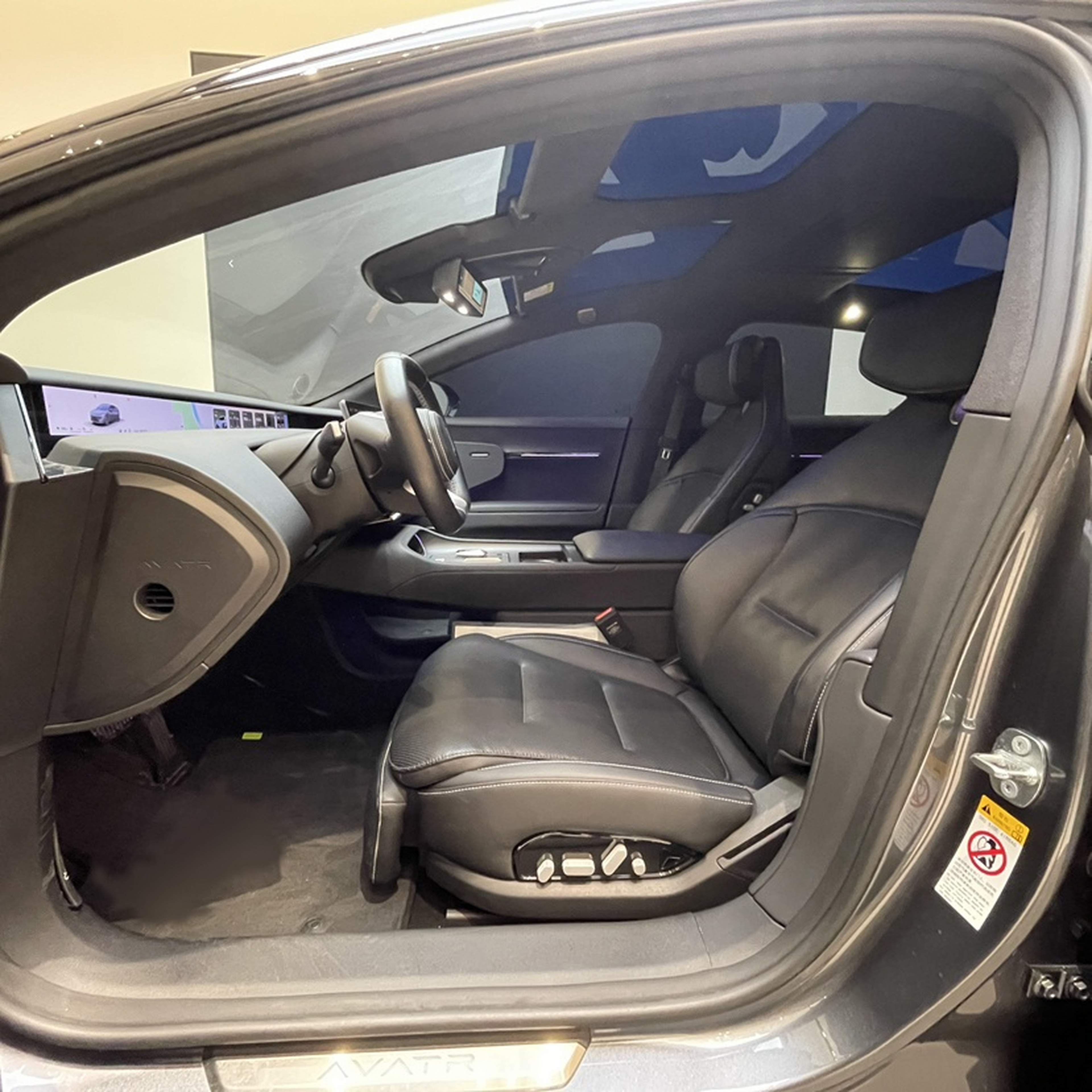 المقاعد الأمامية داخل السيارة