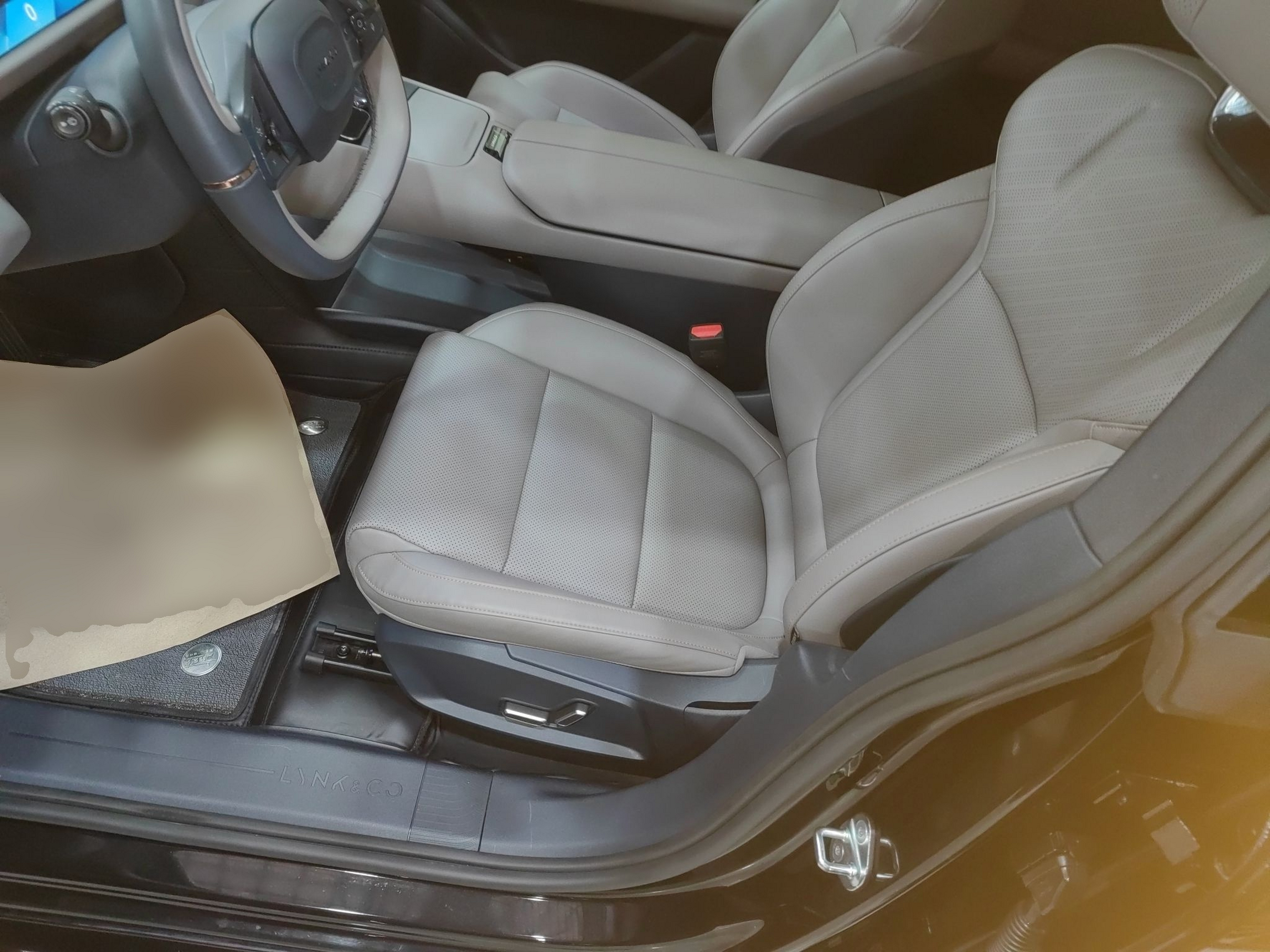 Переднее сиденье в автомобиле