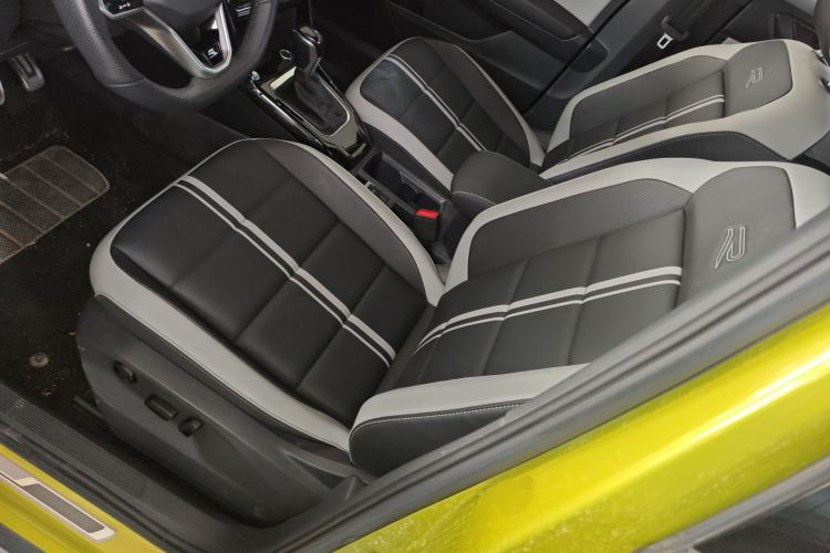 Used Volkswagen T-ROC 2023 300TSI DSG Two-Wheel Drive Starlight Edition
