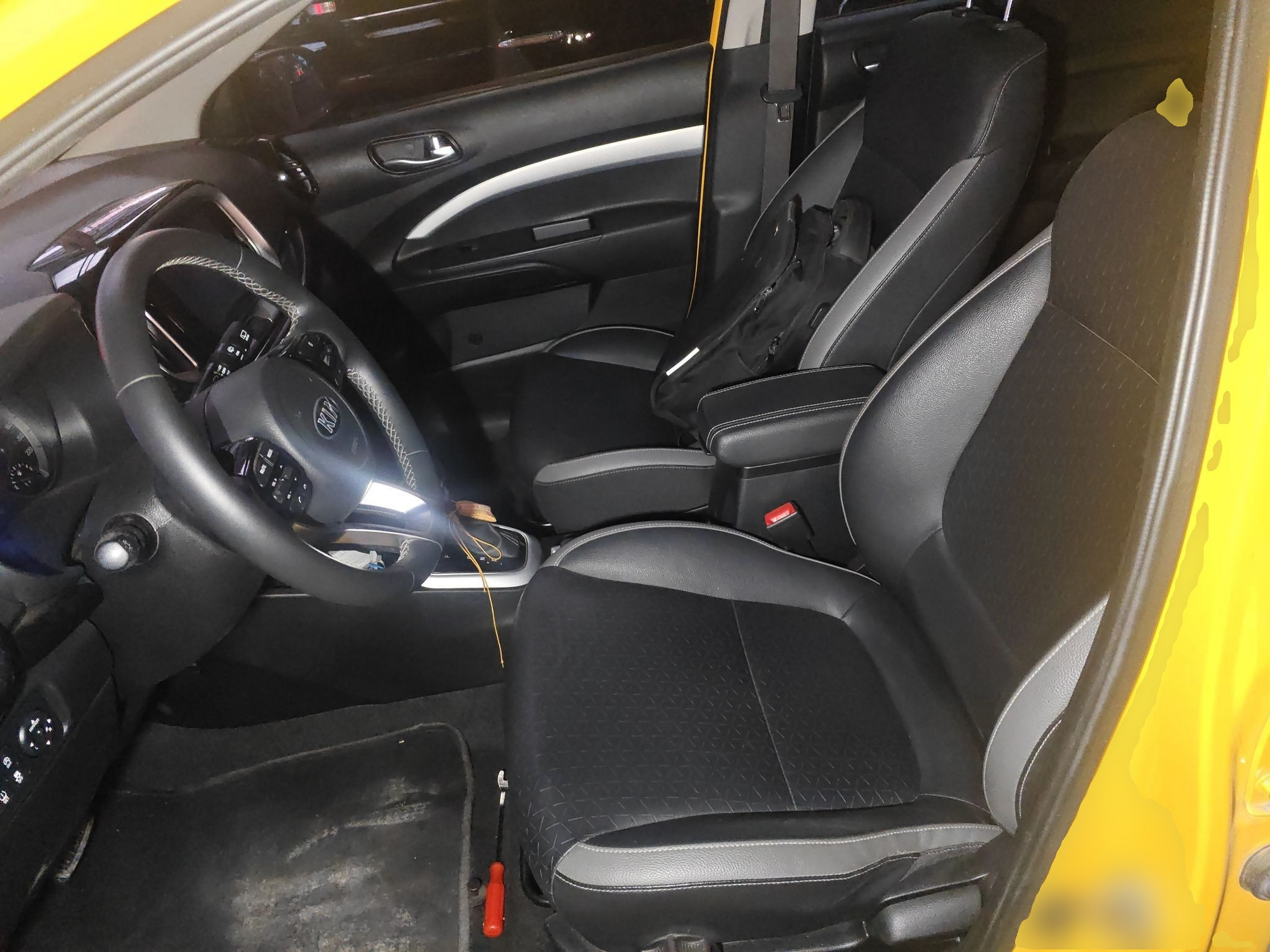 المقاعد الأمامية داخل السيارة