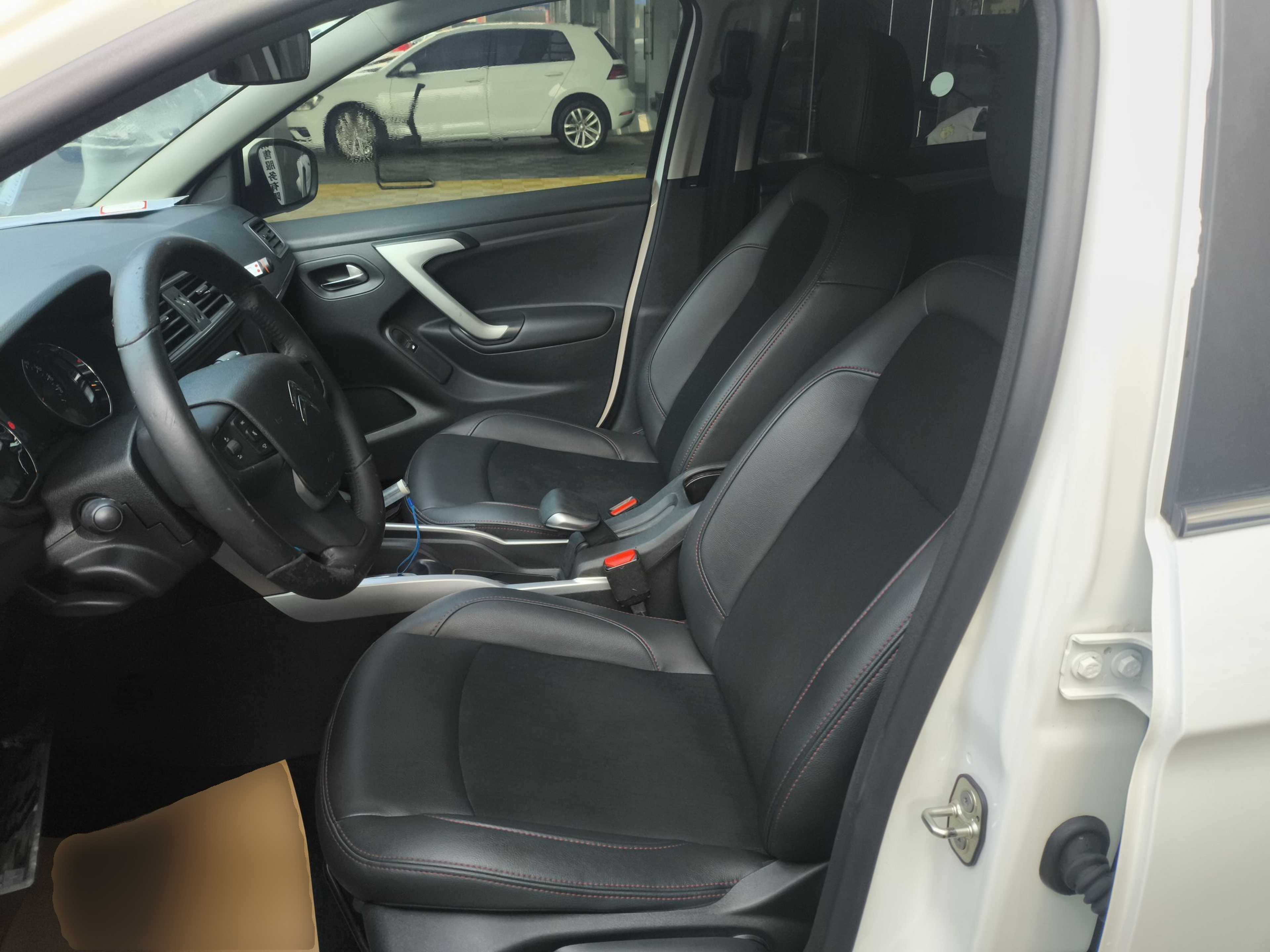 Переднее сиденье в автомобиле