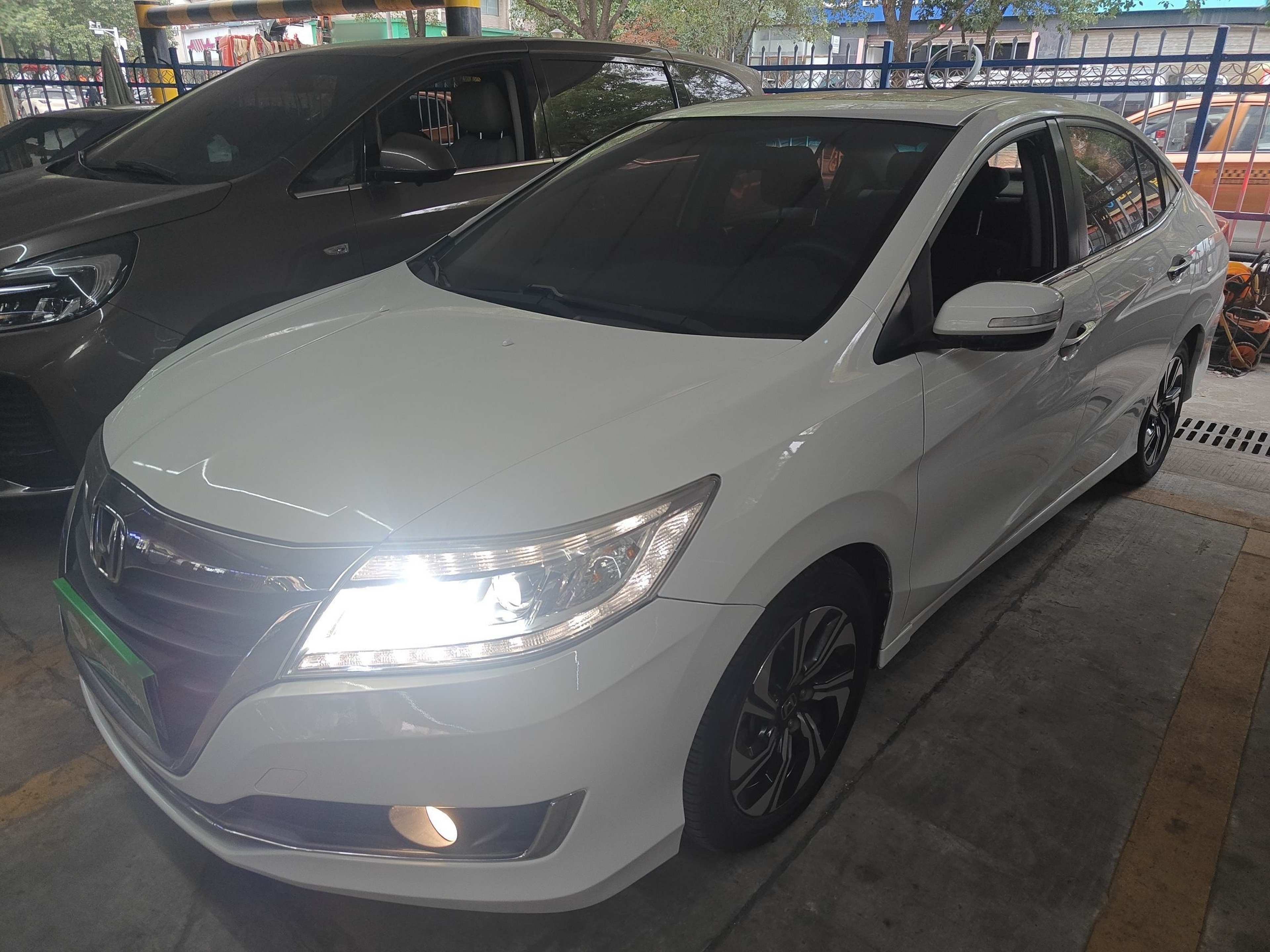 Под передней частью автомобиля