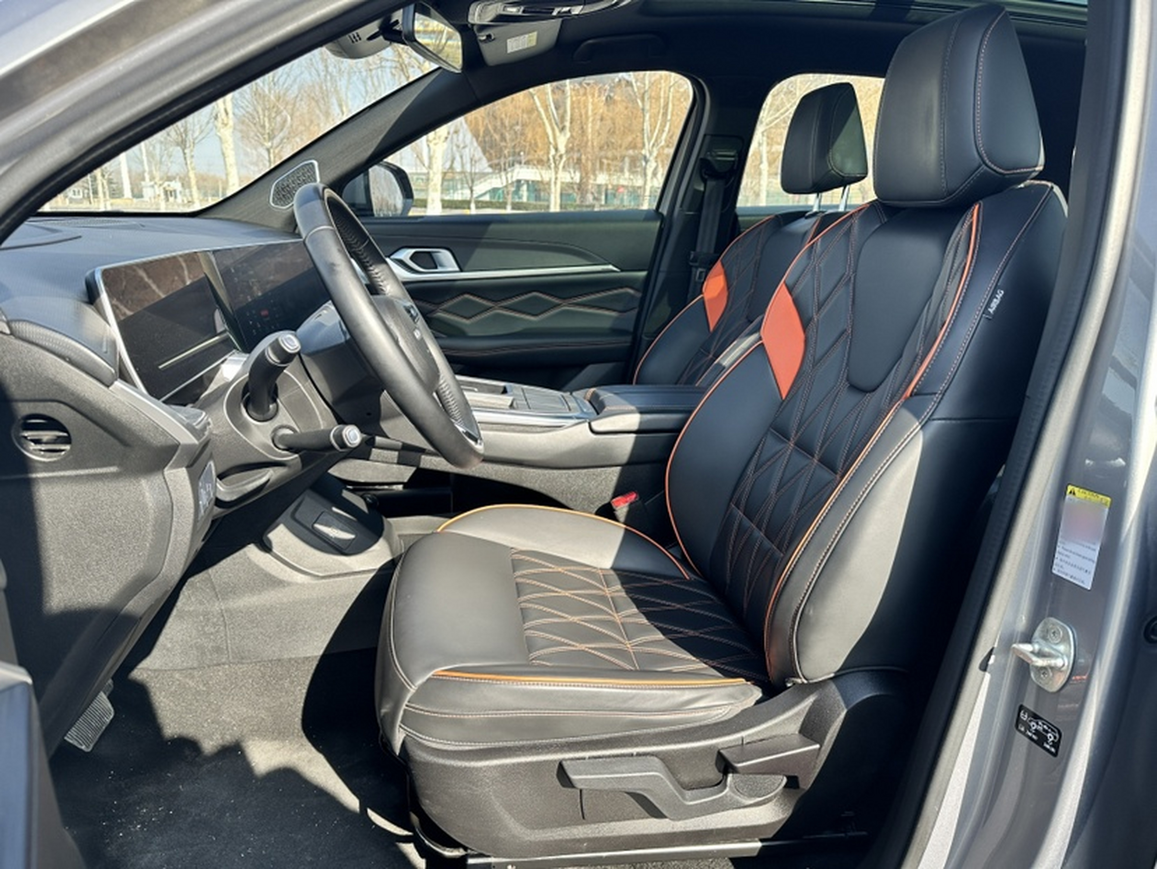 المقاعد الأمامية داخل السيارة