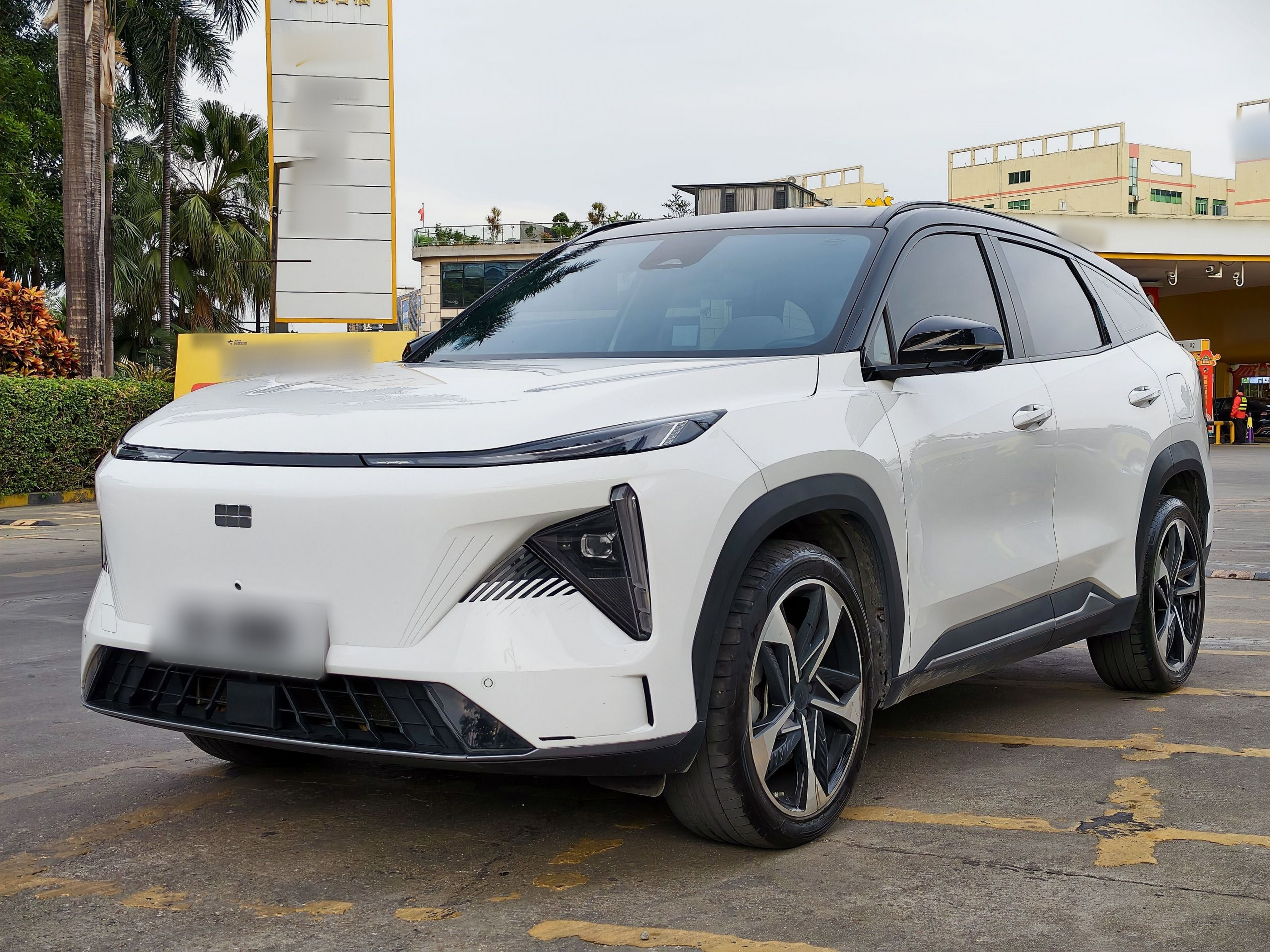 Под передней частью автомобиля