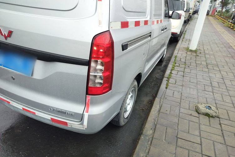 Used Wuling Hongguang V 2022 1.5L Jingqu Edition Enclosed-Window Vehicle with Electric Power Steering LAR
