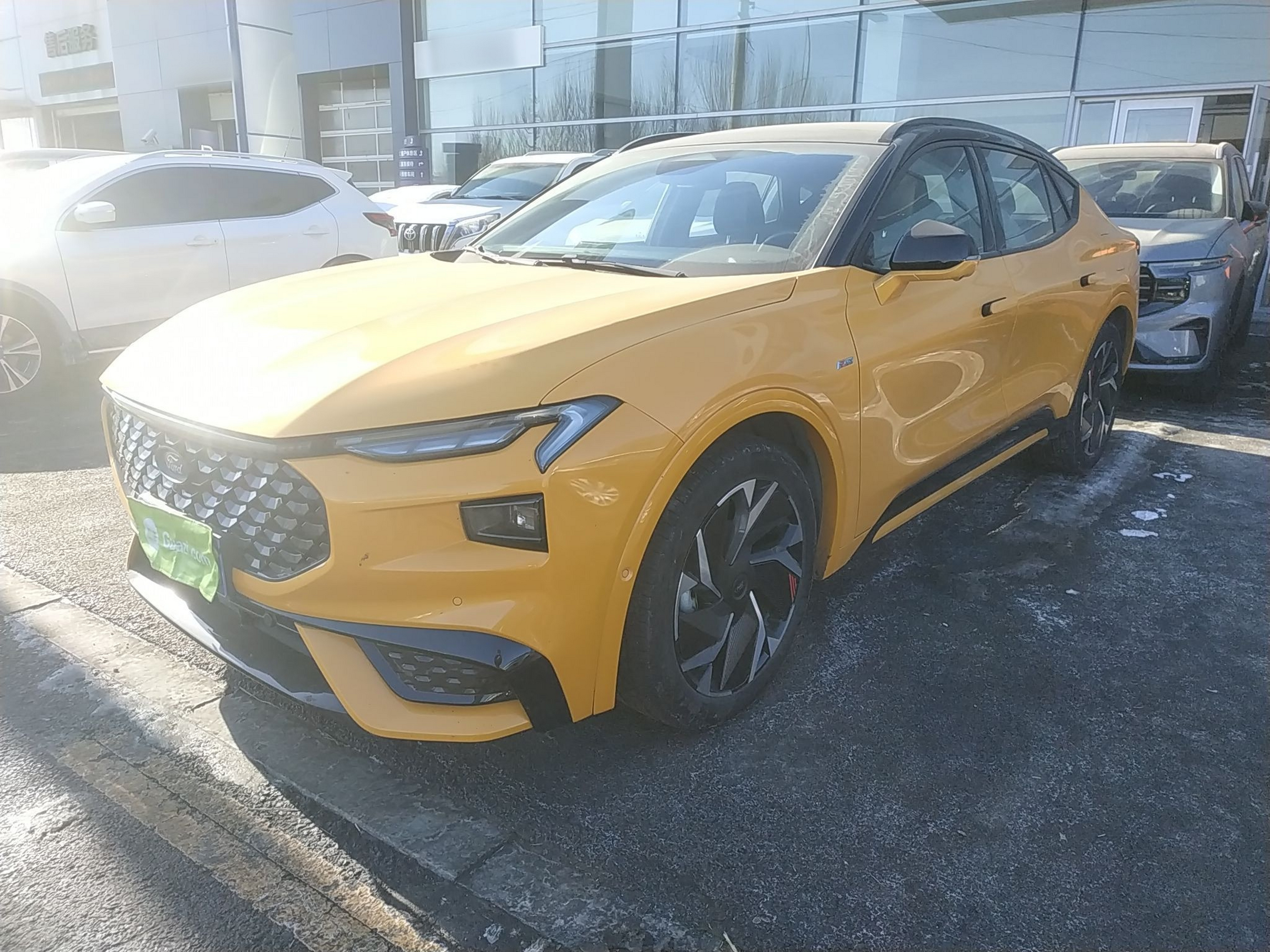 تحت مقدمة السيارة