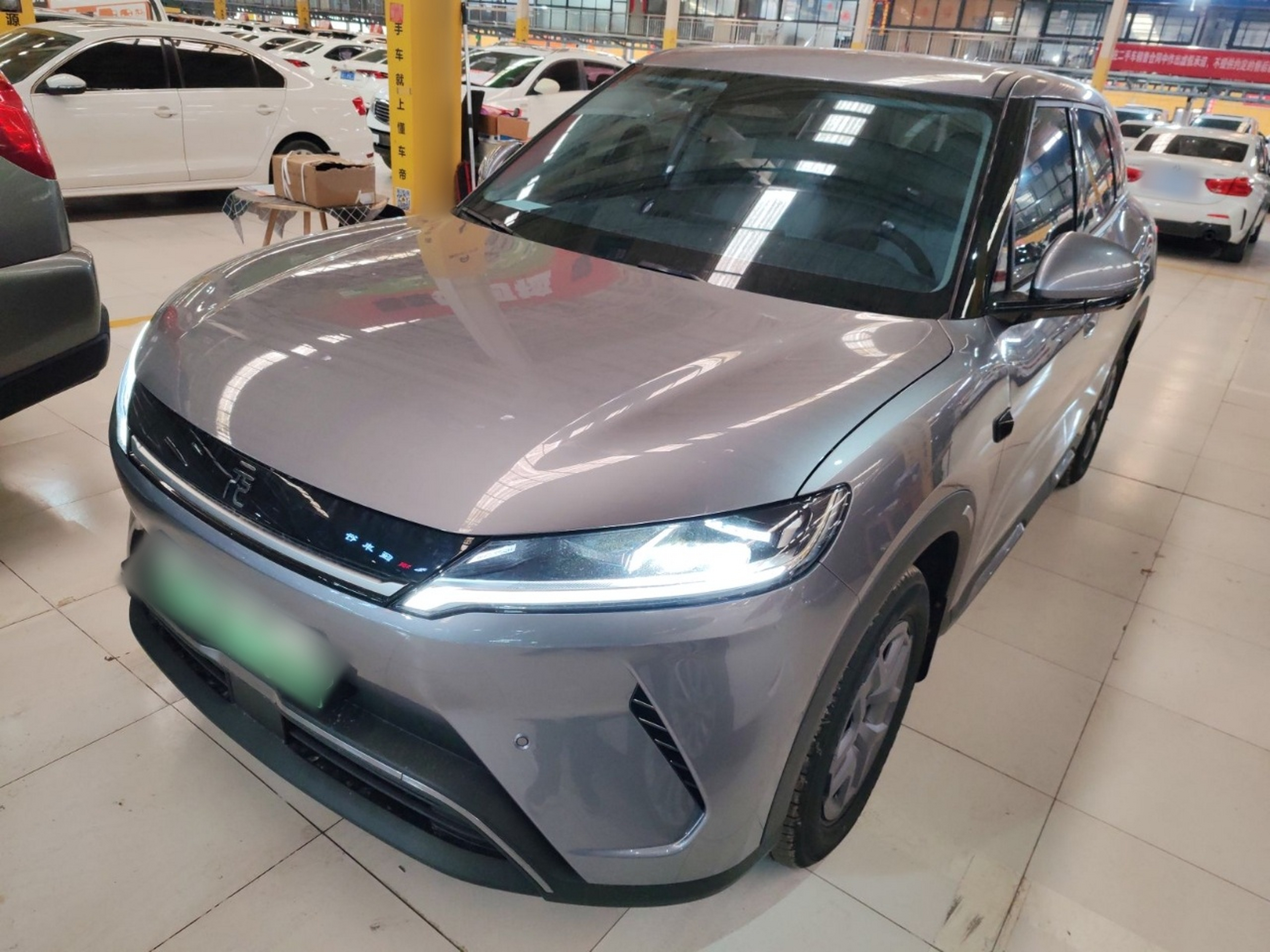 تحت مقدمة السيارة