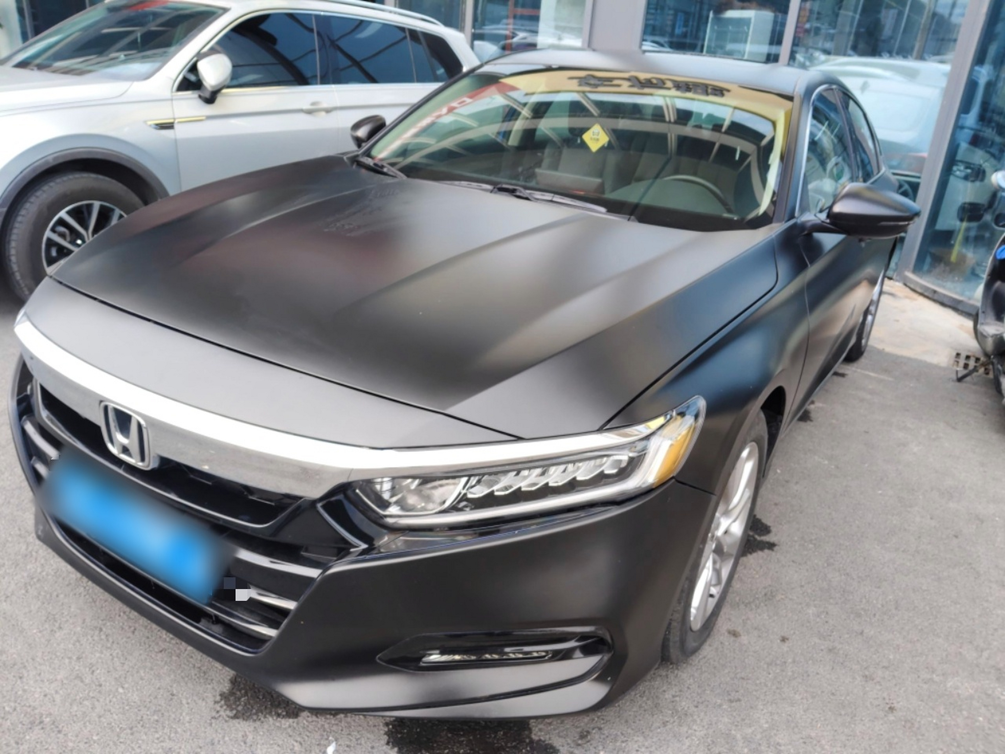 تحت مقدمة السيارة