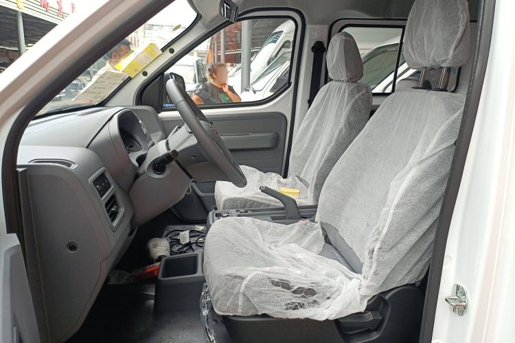 Used Wuling Yangguang 2024 300KM Comfort Version Passenger Van 75kW
