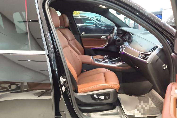 Used BMW X7 2022 xDrive40i Luxury Package with Premium Features
