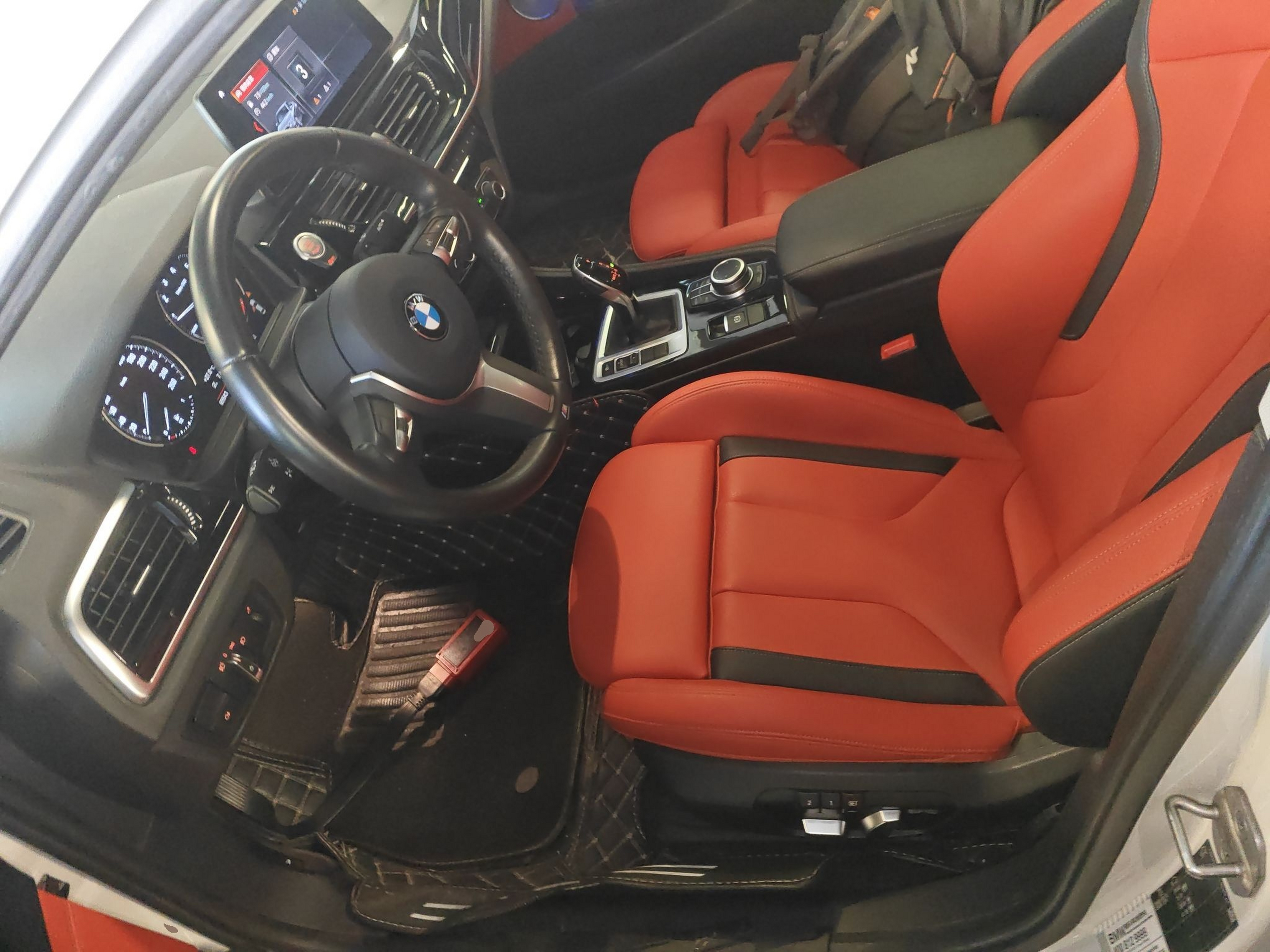 Переднее сиденье в автомобиле