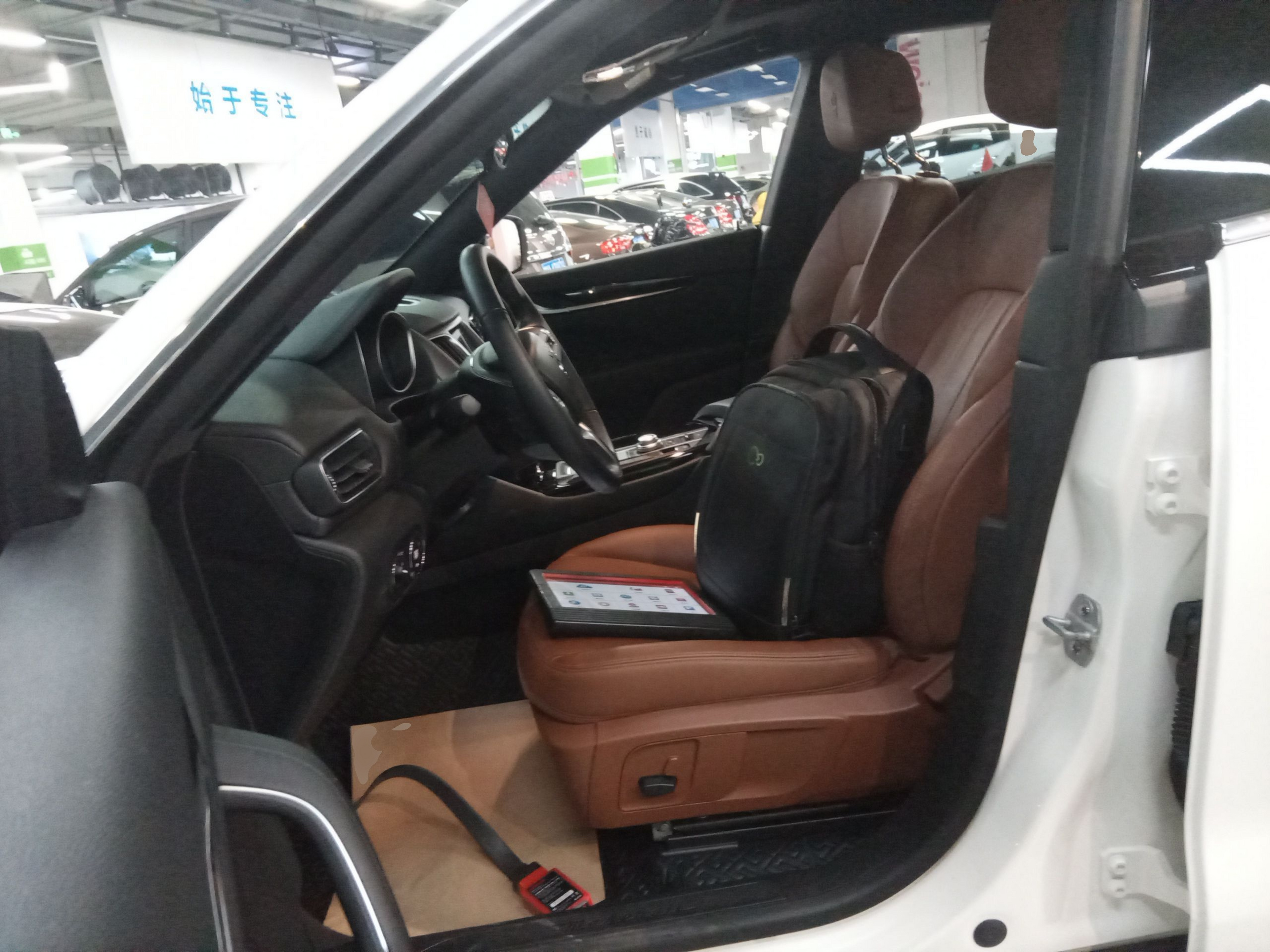 Переднее сиденье в автомобиле