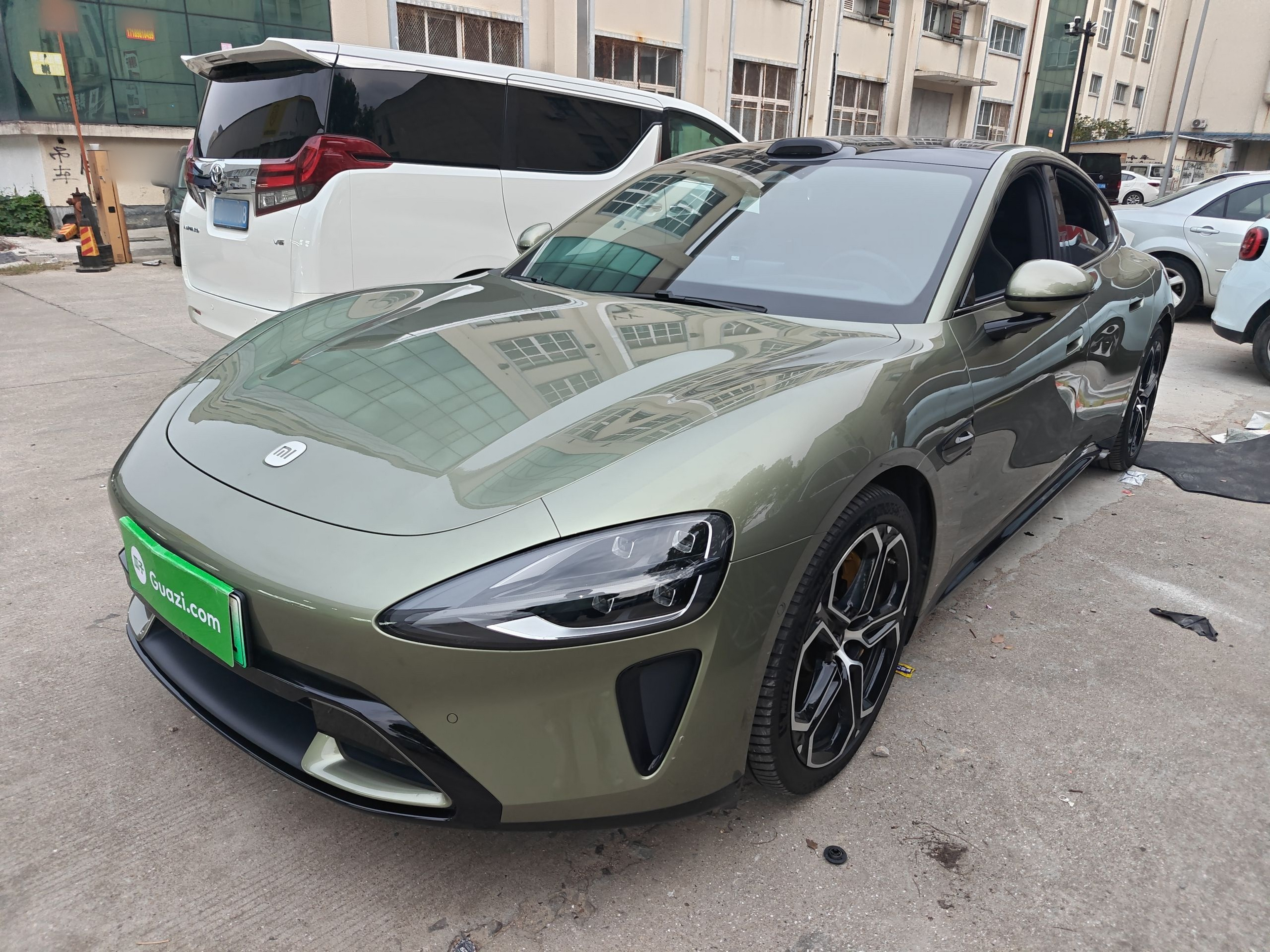 تحت مقدمة السيارة