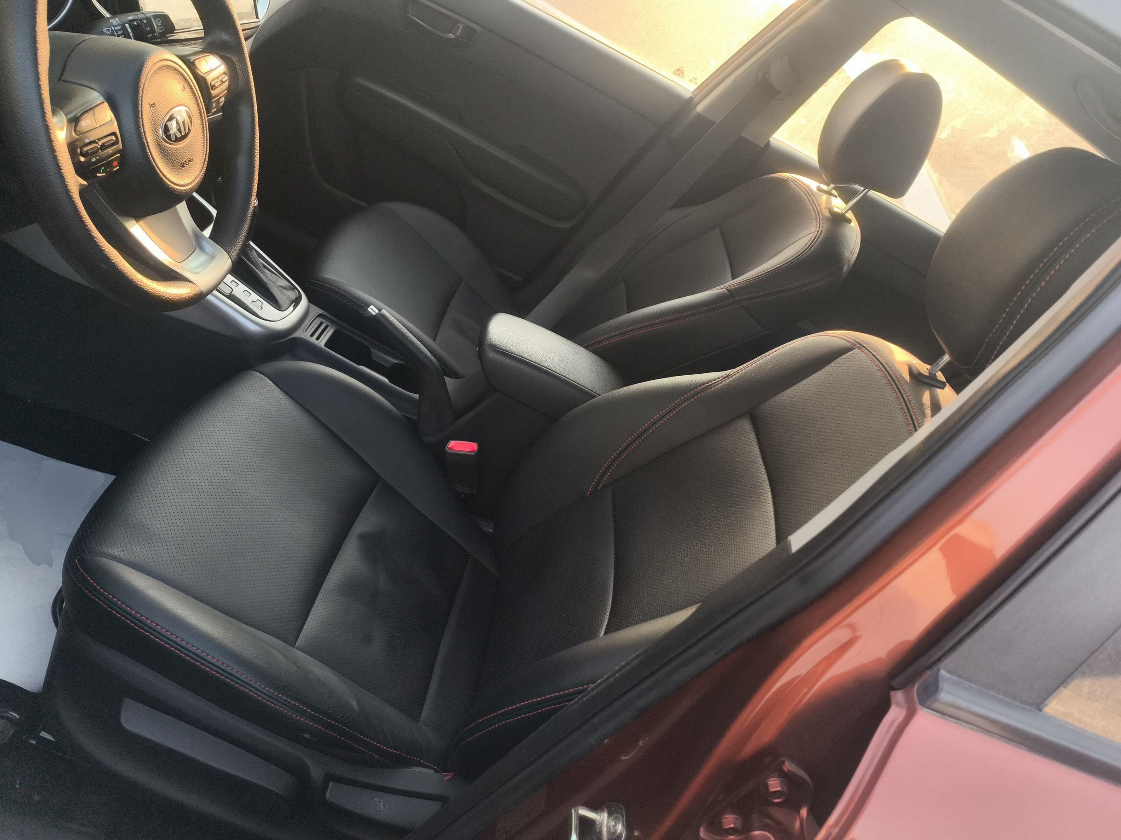 Переднее сиденье в автомобиле