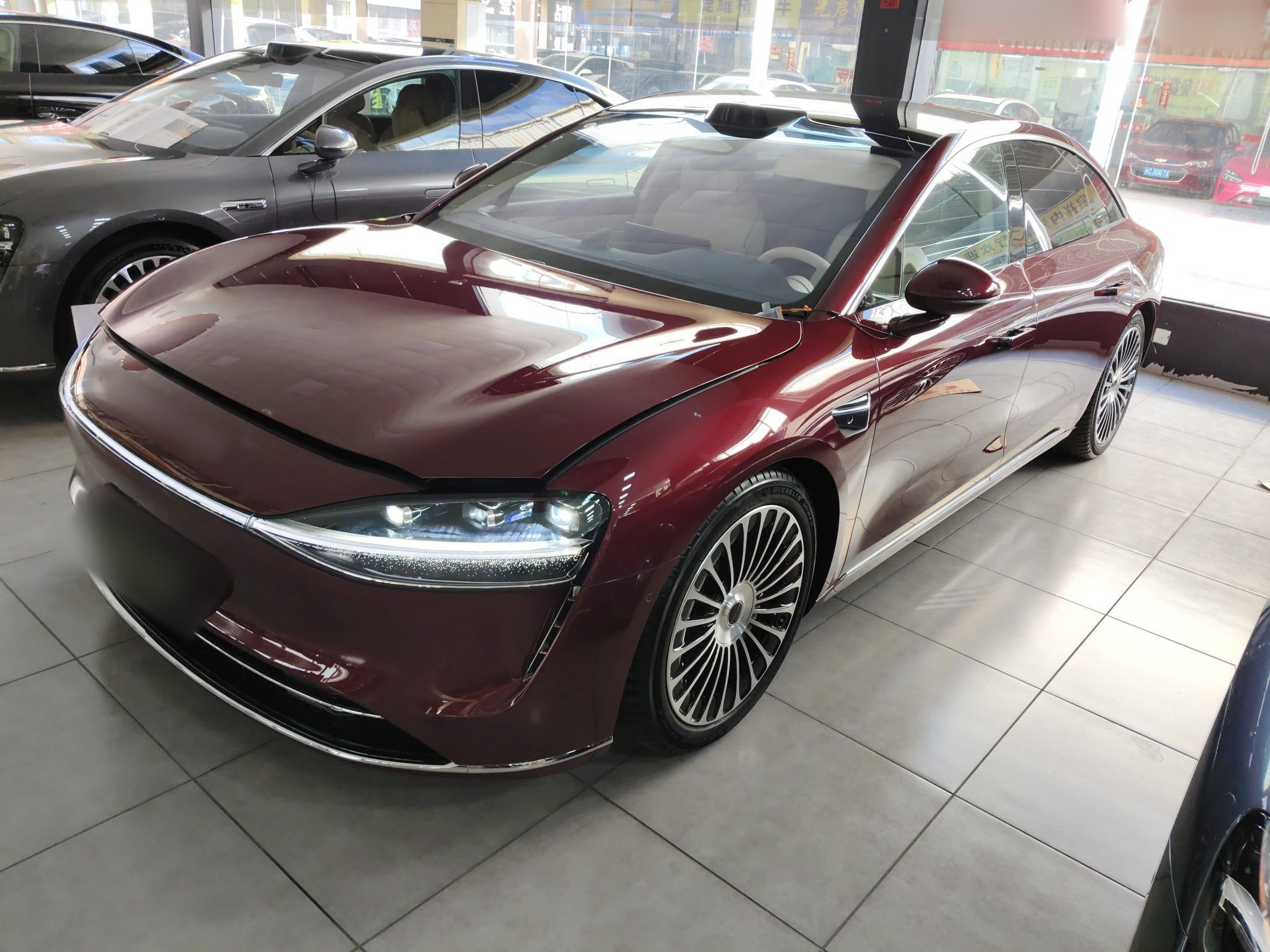 تحت مقدمة السيارة