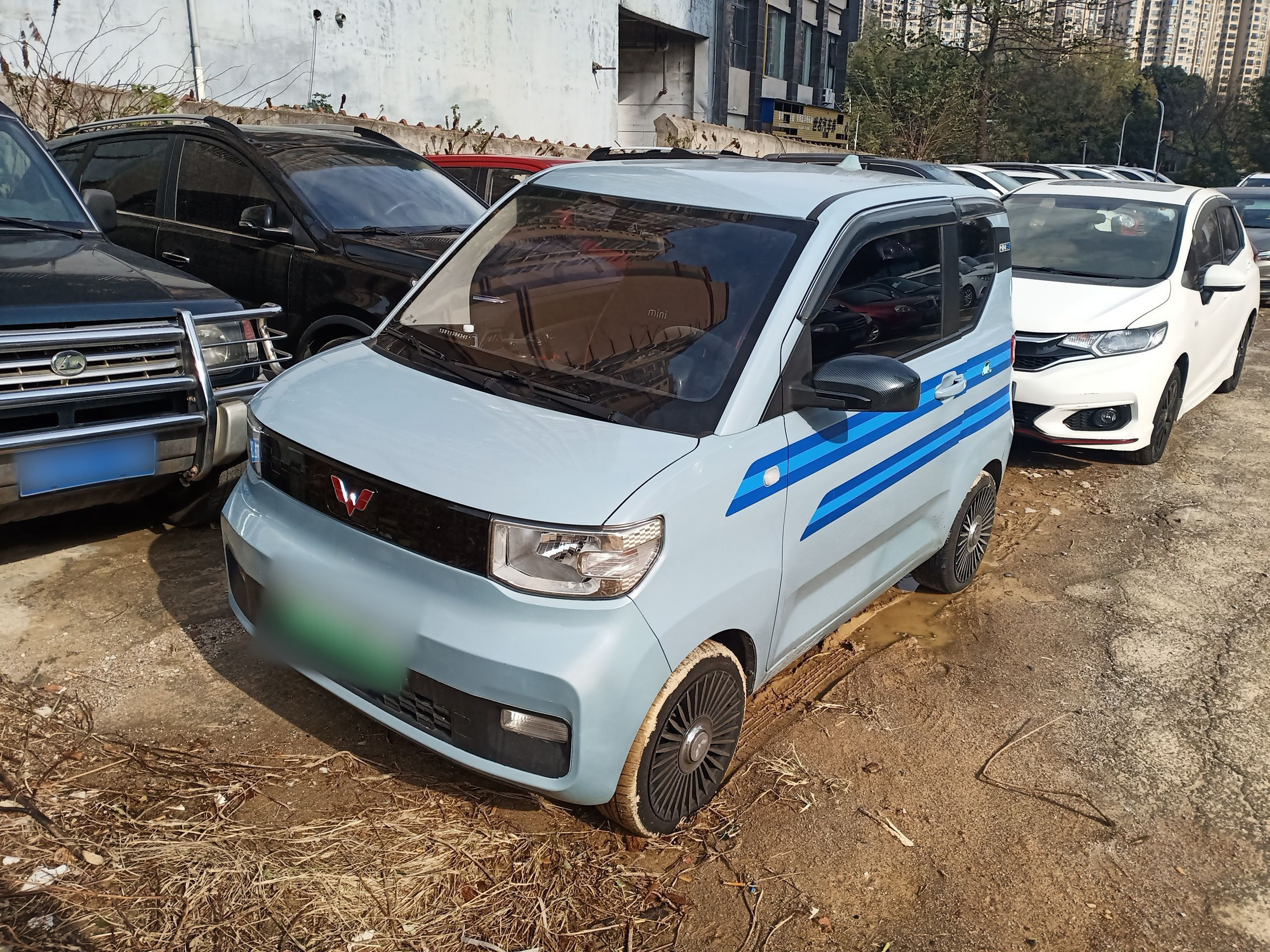 Под передней частью автомобиля