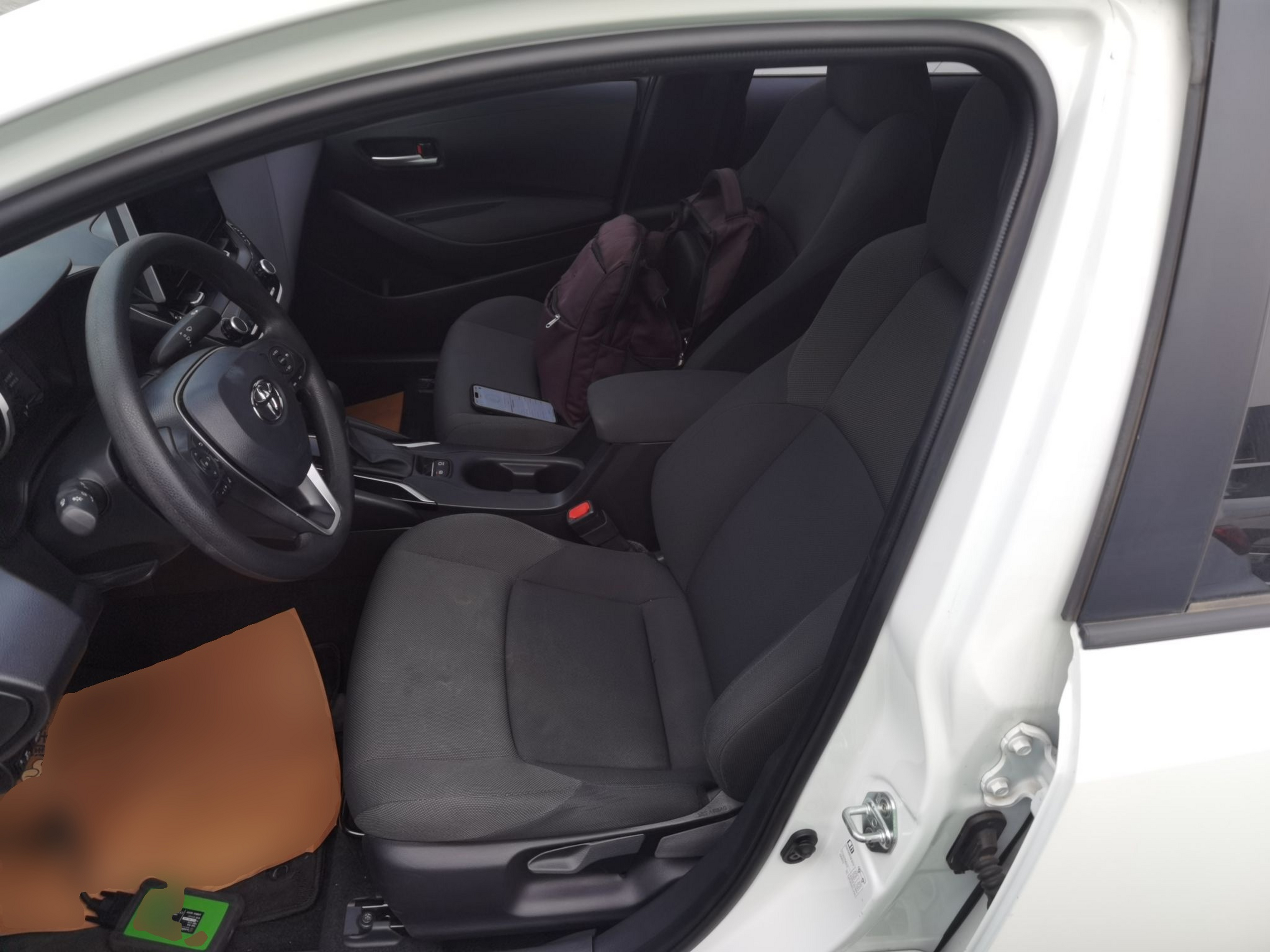 المقاعد الأمامية داخل السيارة