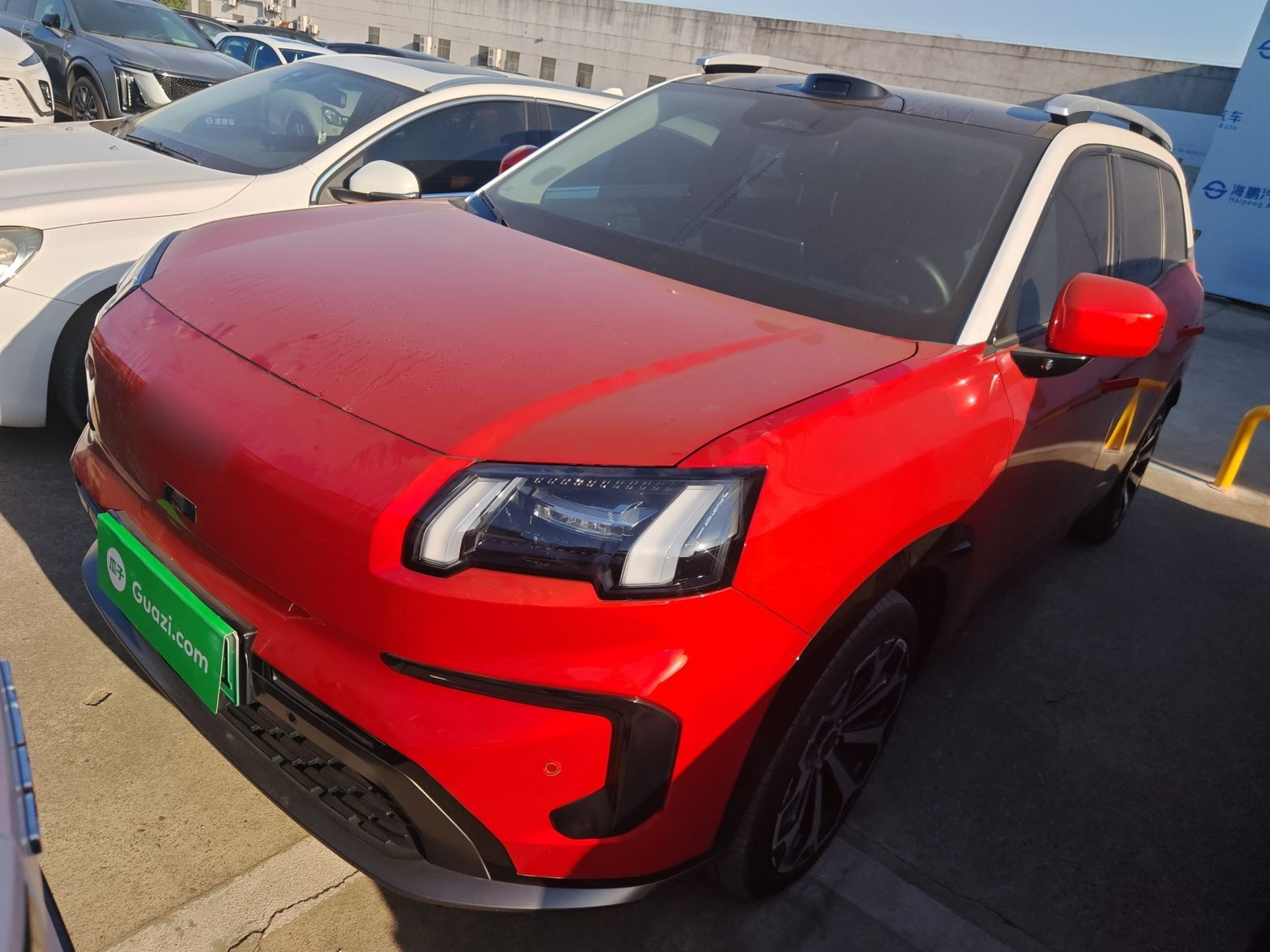 تحت مقدمة السيارة