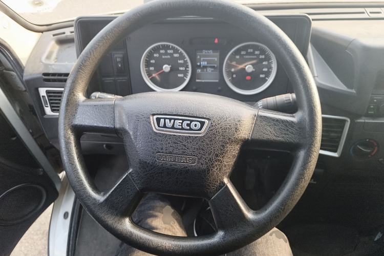 Used Iveco Daily 2020 2.5T A35 Passenger Van with Dual Tires Mid-Roof Design 5-9 Seater China V Emission Standard