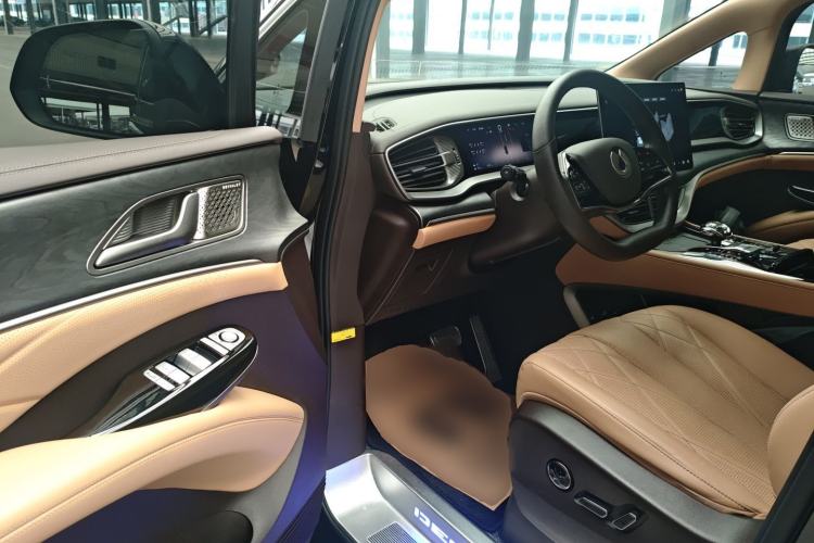 Used Denza D9 2025 DM-i Smart Drive 1020 Four-Wheel Drive Premium Model