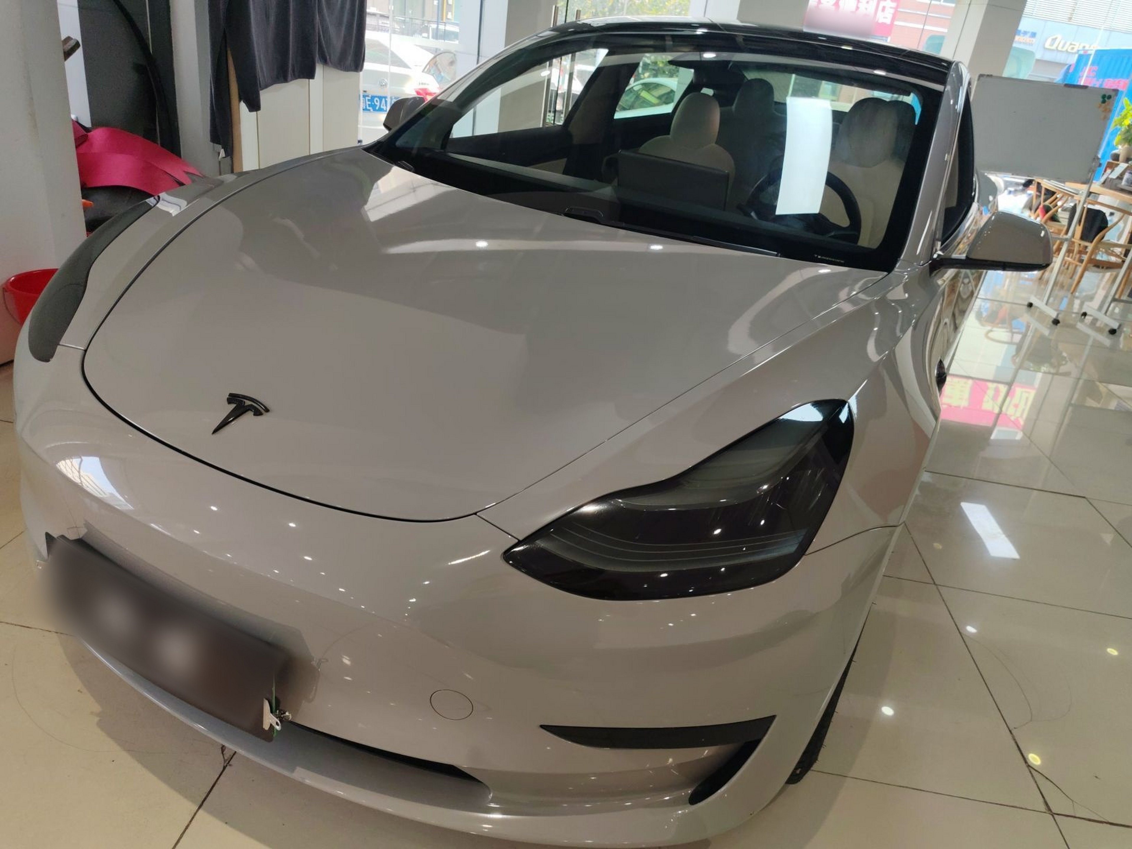 Под передней частью автомобиля