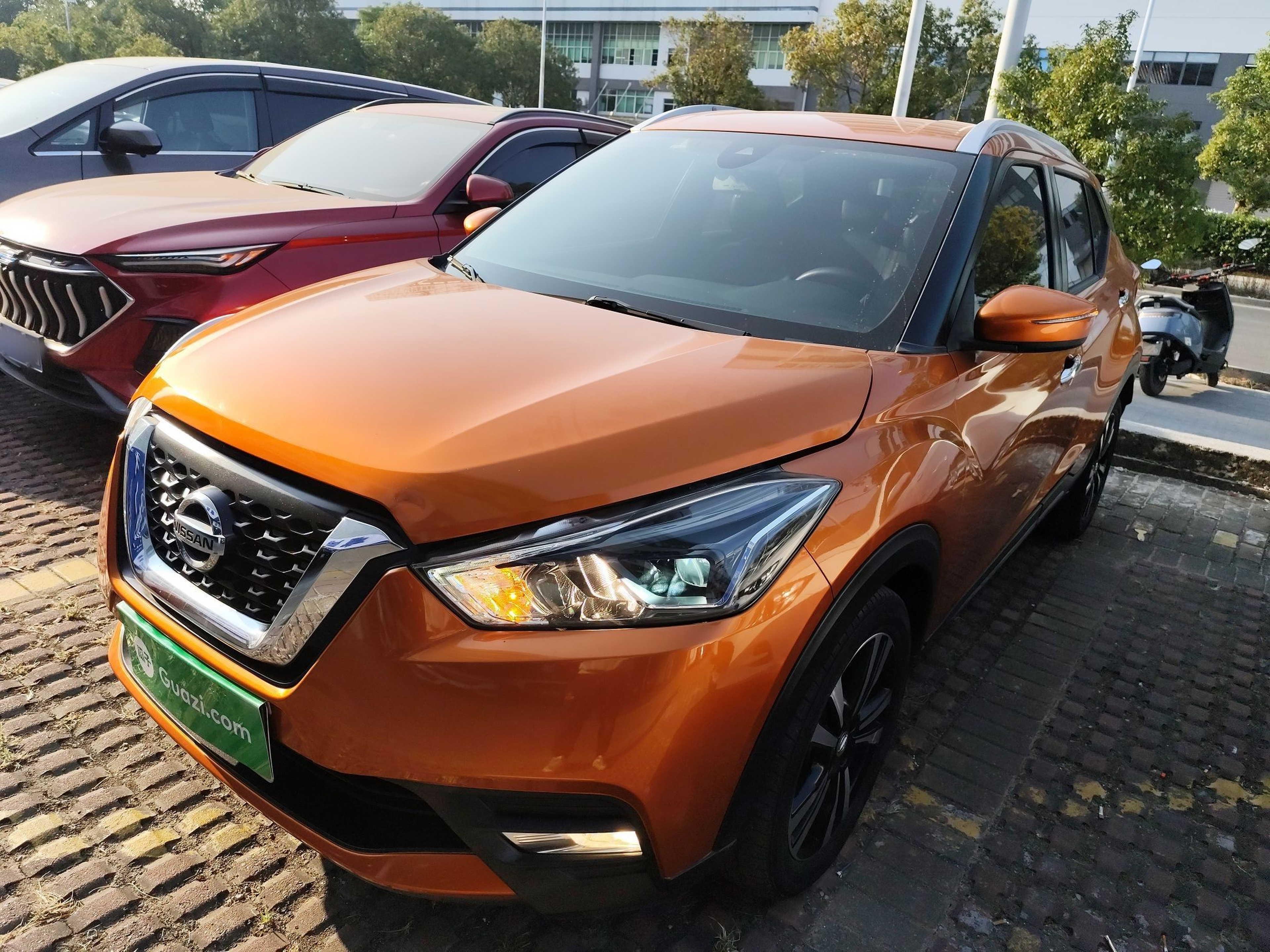 Под передней частью автомобиля