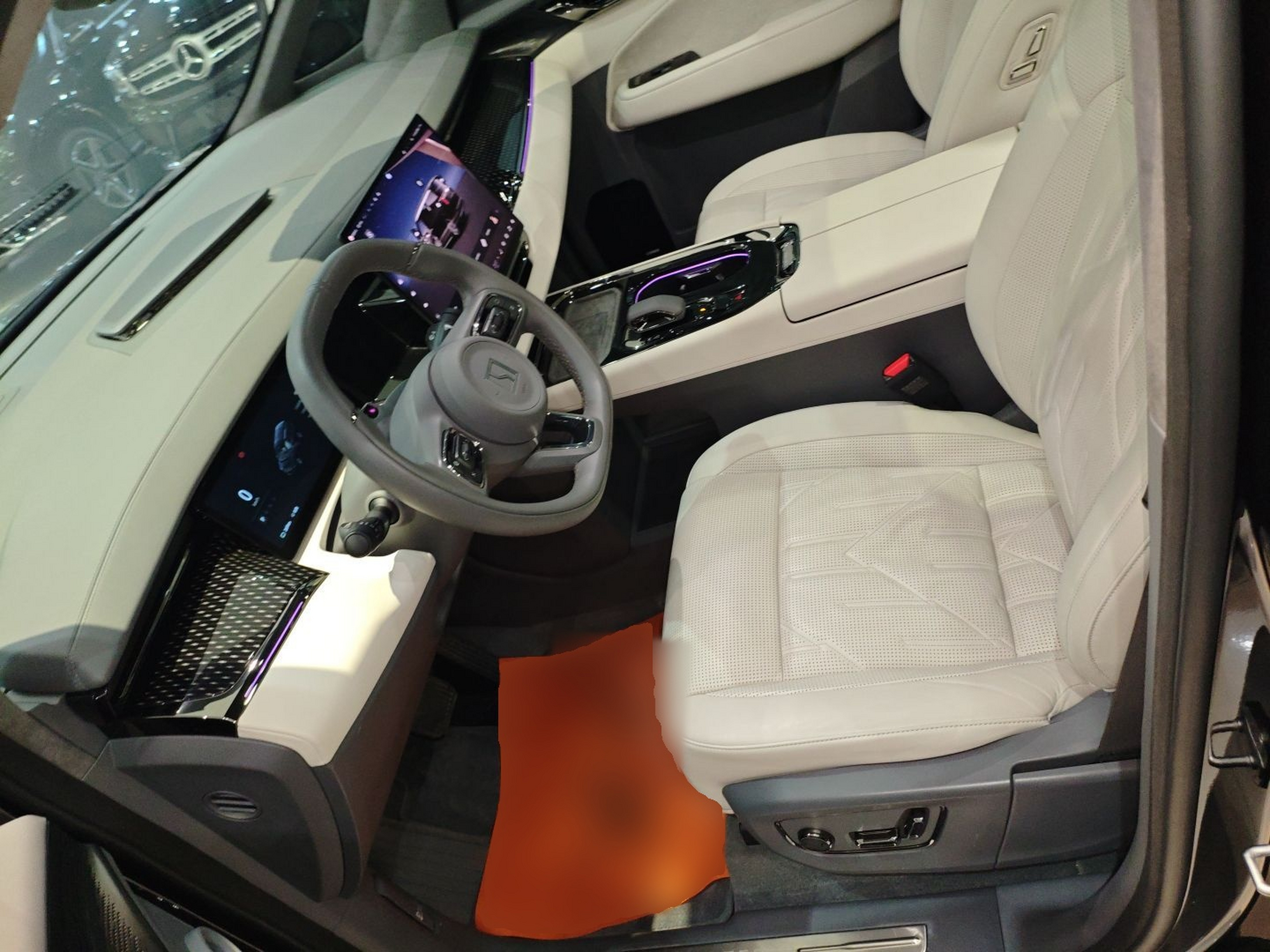 المقاعد الأمامية داخل السيارة