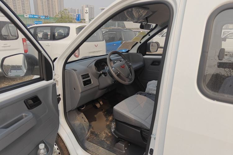 Used Wuling Yangguang 2024 300KM Comfort Version Passenger Van 75kW