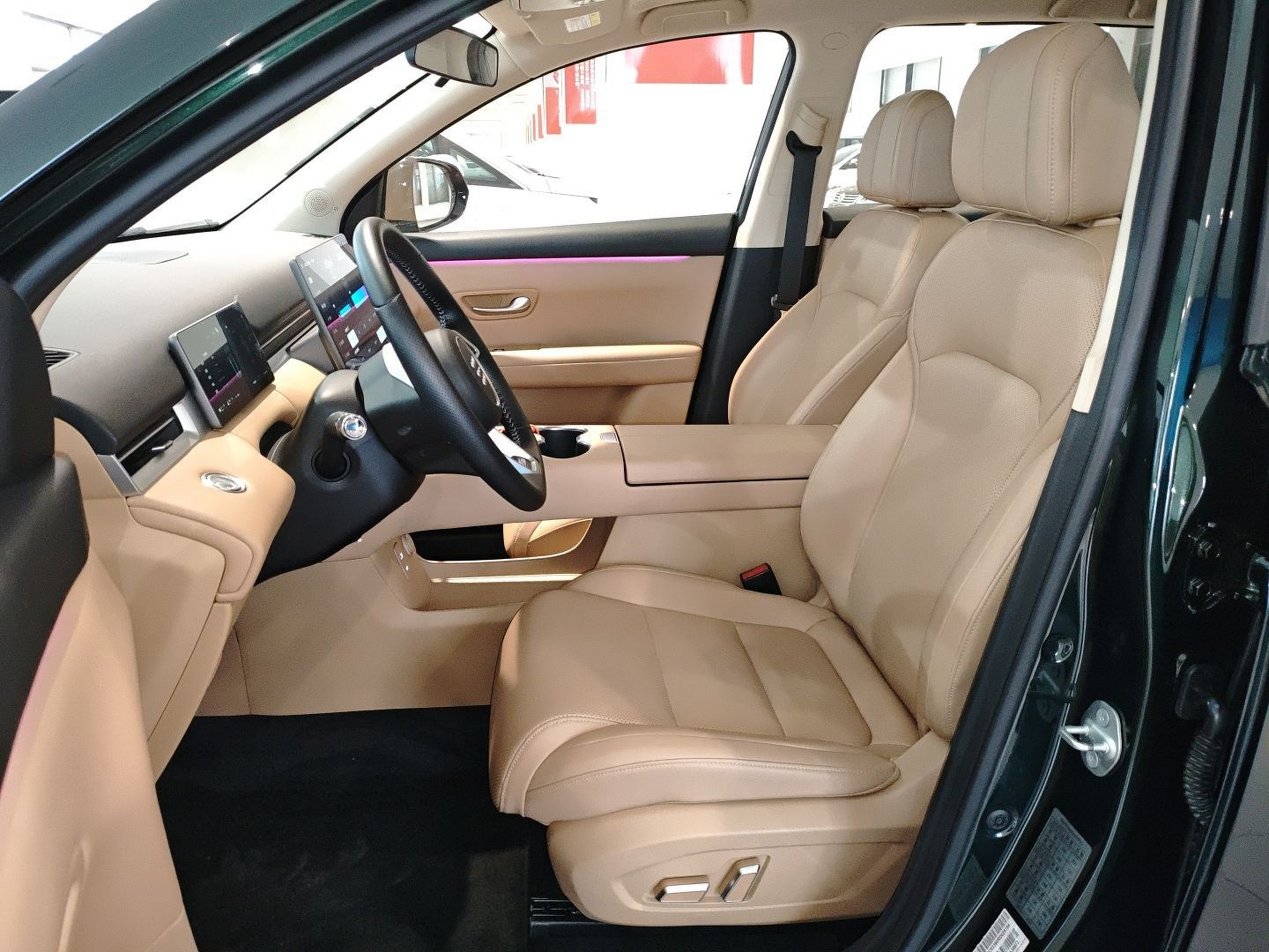 المقاعد الأمامية داخل السيارة