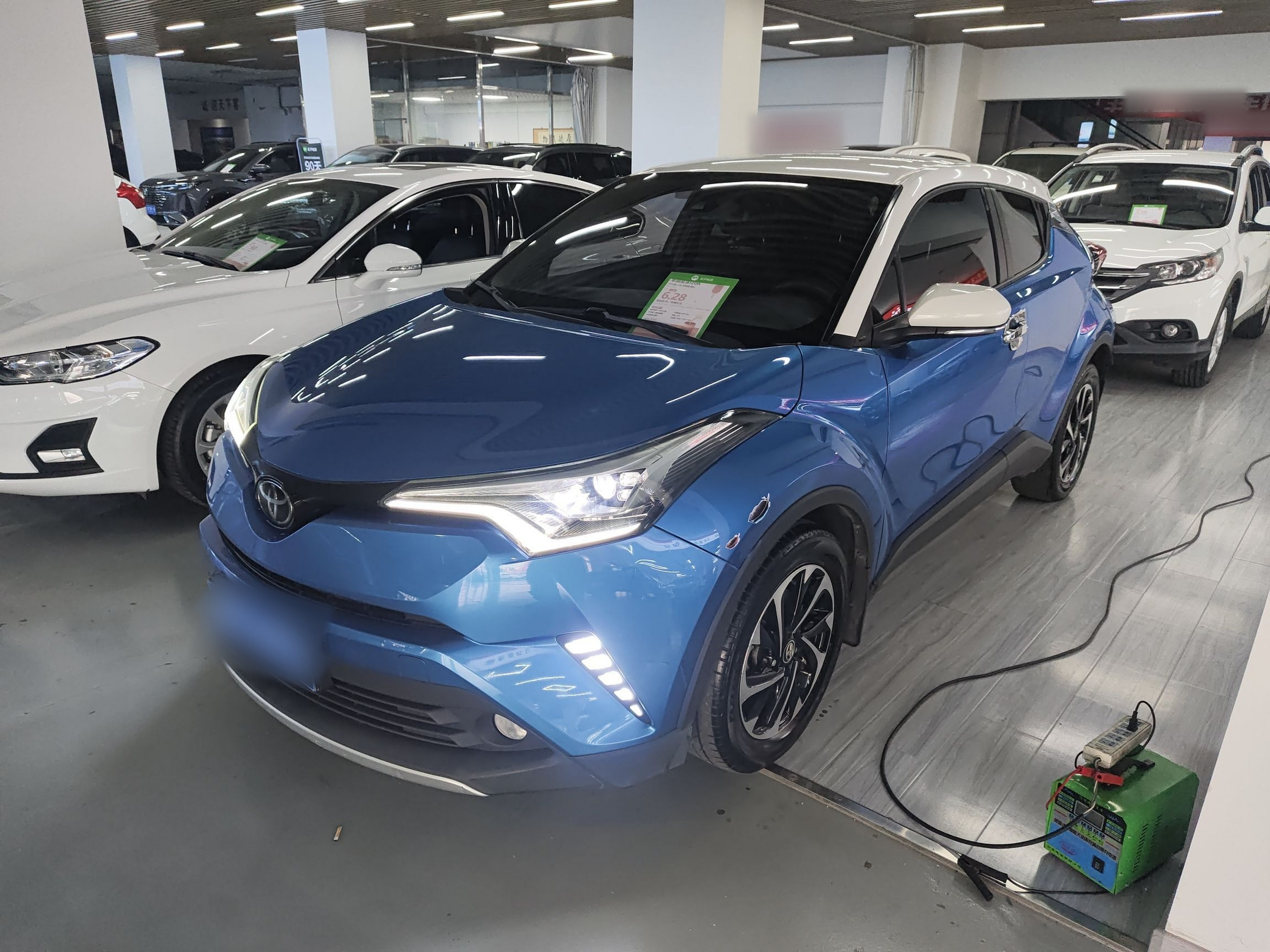 تحت مقدمة السيارة