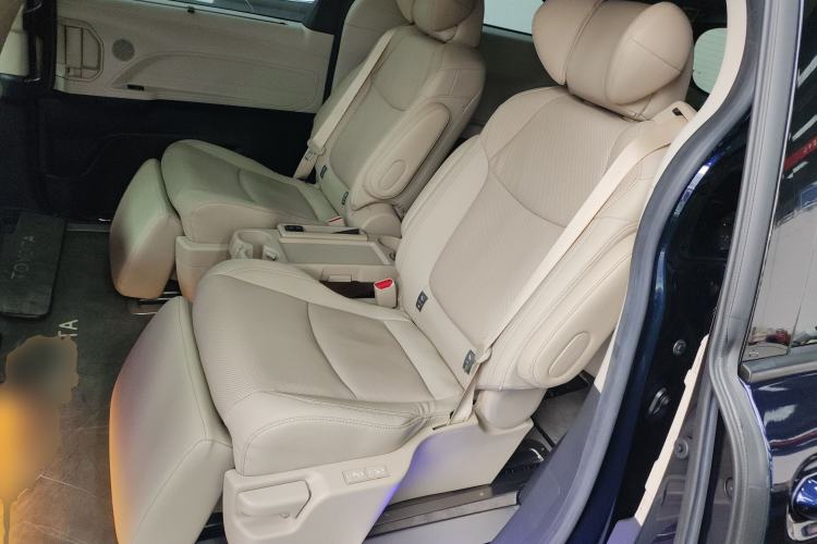 Used Toyota Sienna 2023 2.5L Hybrid Deluxe Edition
