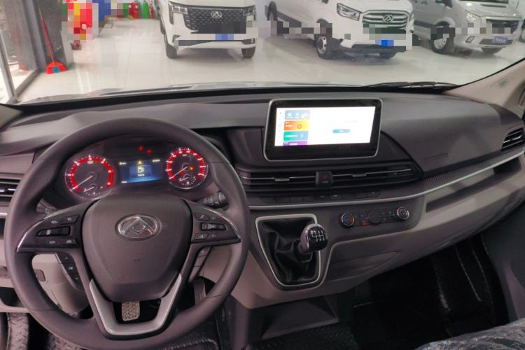 Used SAIC MAXUS Xintu V90 2024 Zhiyun 2.0T Manual Rear-Drive Extended-Wheelbase Ultra-High-Roof Model with Dual Rear Tires and 3 Seats
