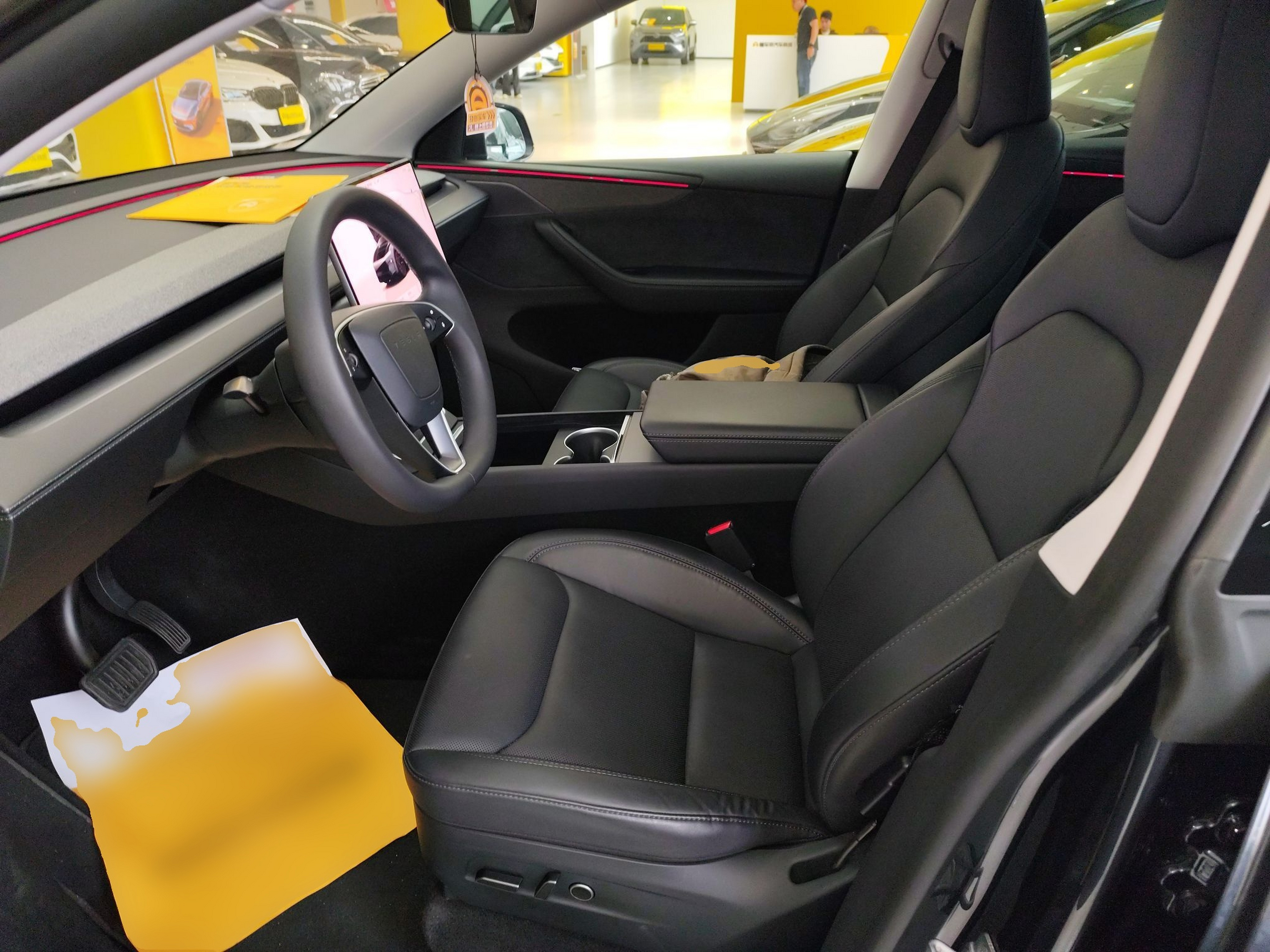 المقاعد الأمامية داخل السيارة