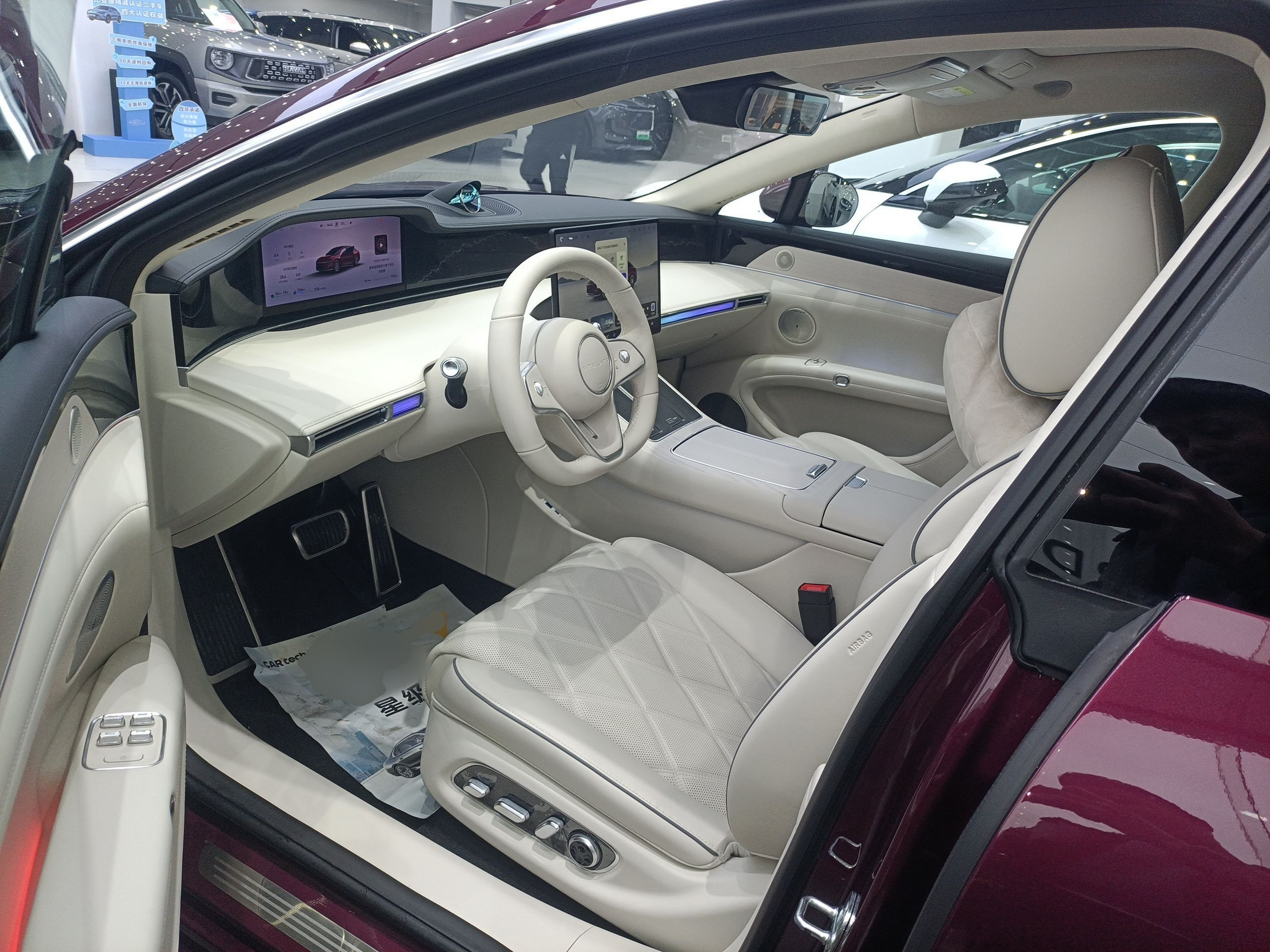 المقاعد الأمامية داخل السيارة