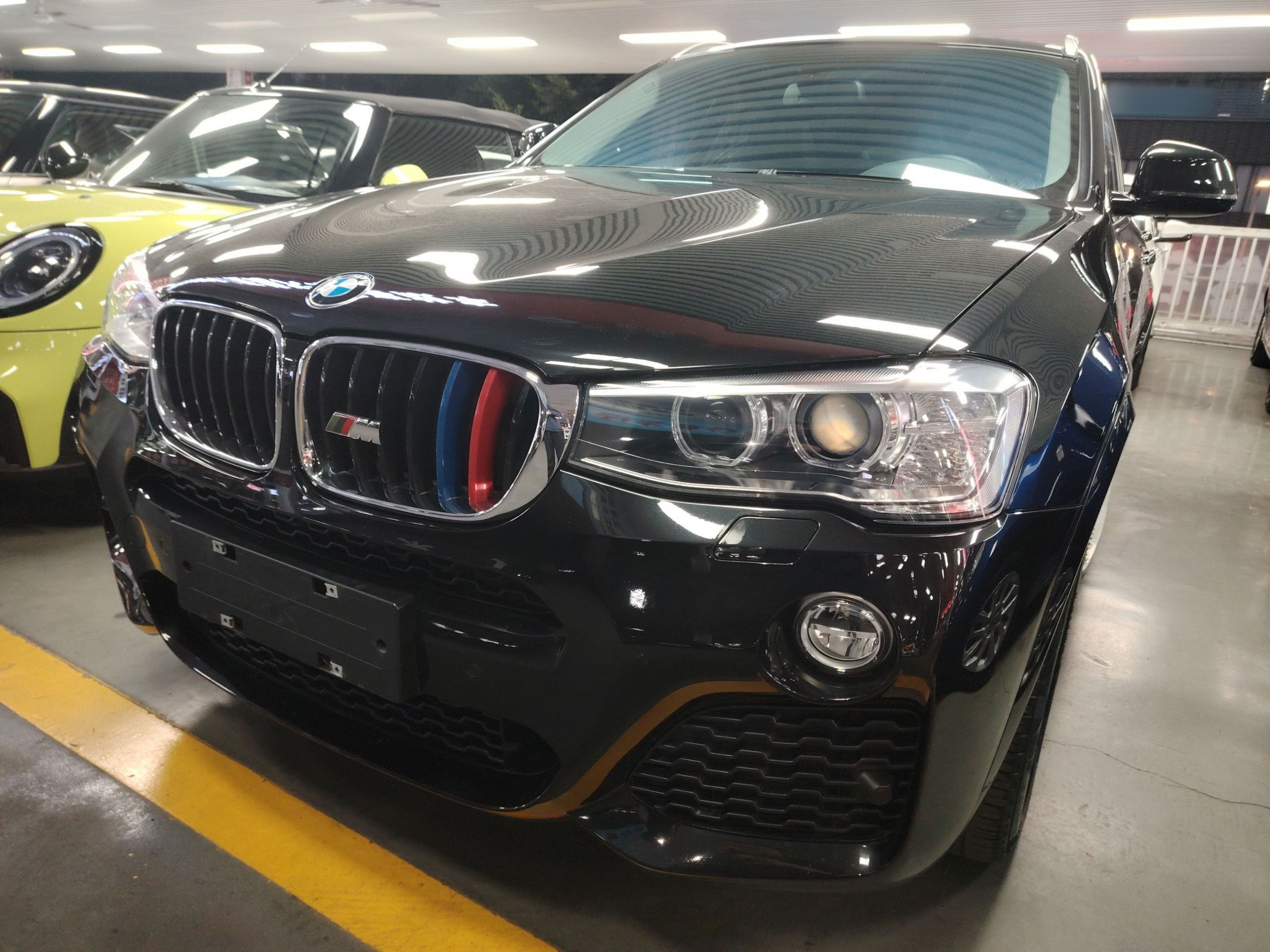 تحت مقدمة السيارة