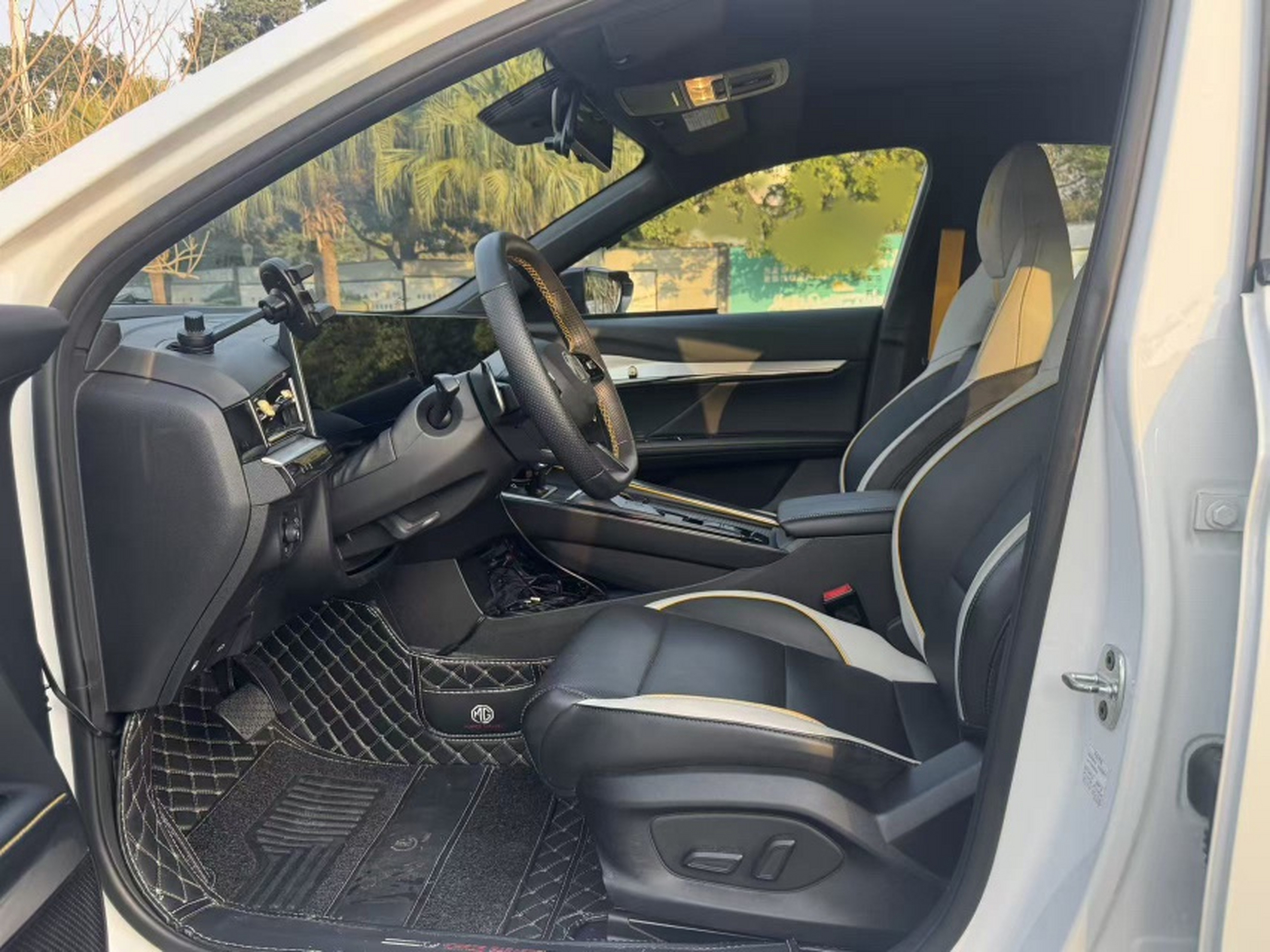 المقاعد الأمامية داخل السيارة