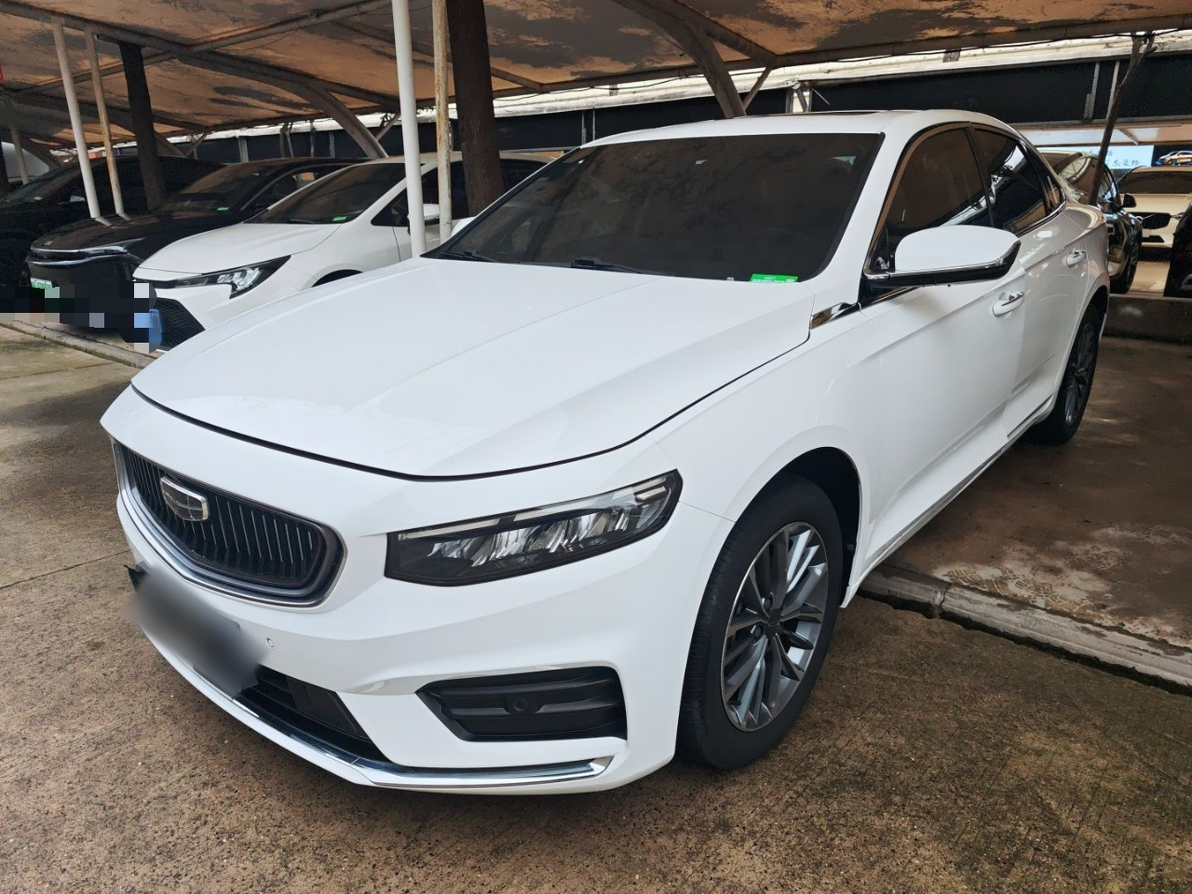 تحت مقدمة السيارة