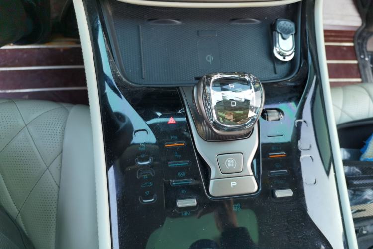 Used Denza D9 2022 DM-i 970 Four-Wheel Drive Prestige Model
