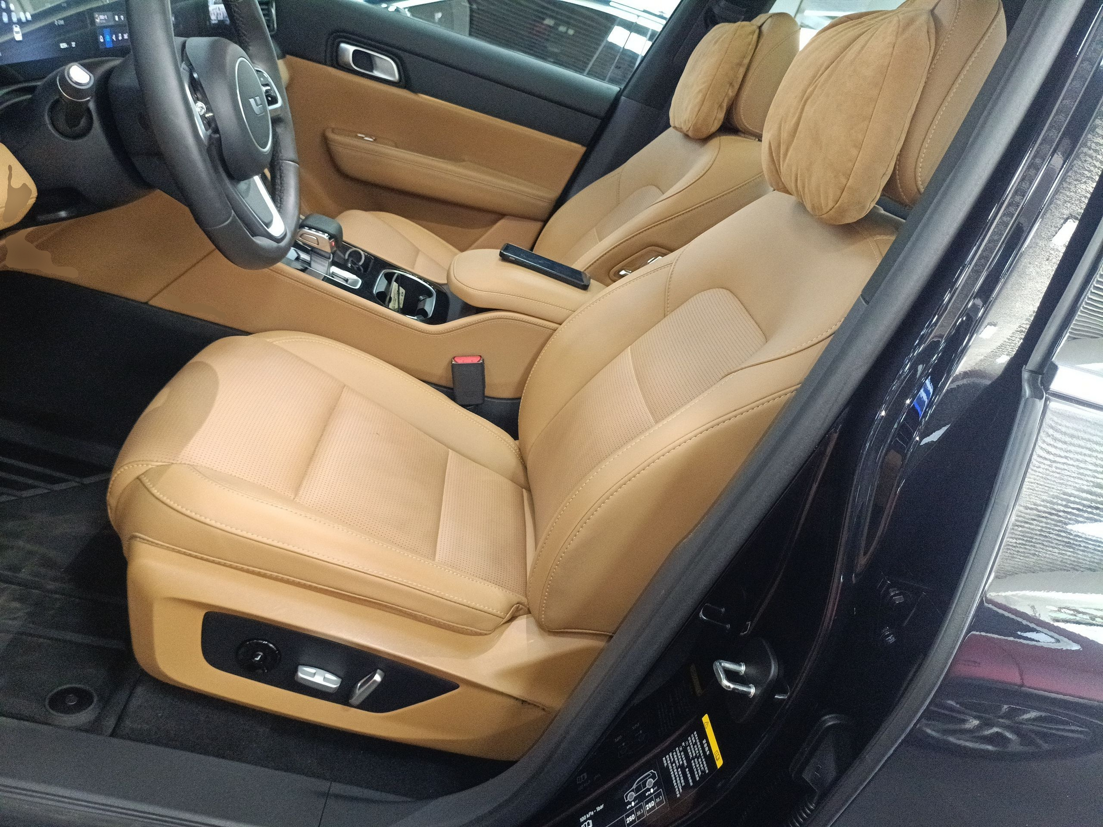 المقاعد الأمامية داخل السيارة