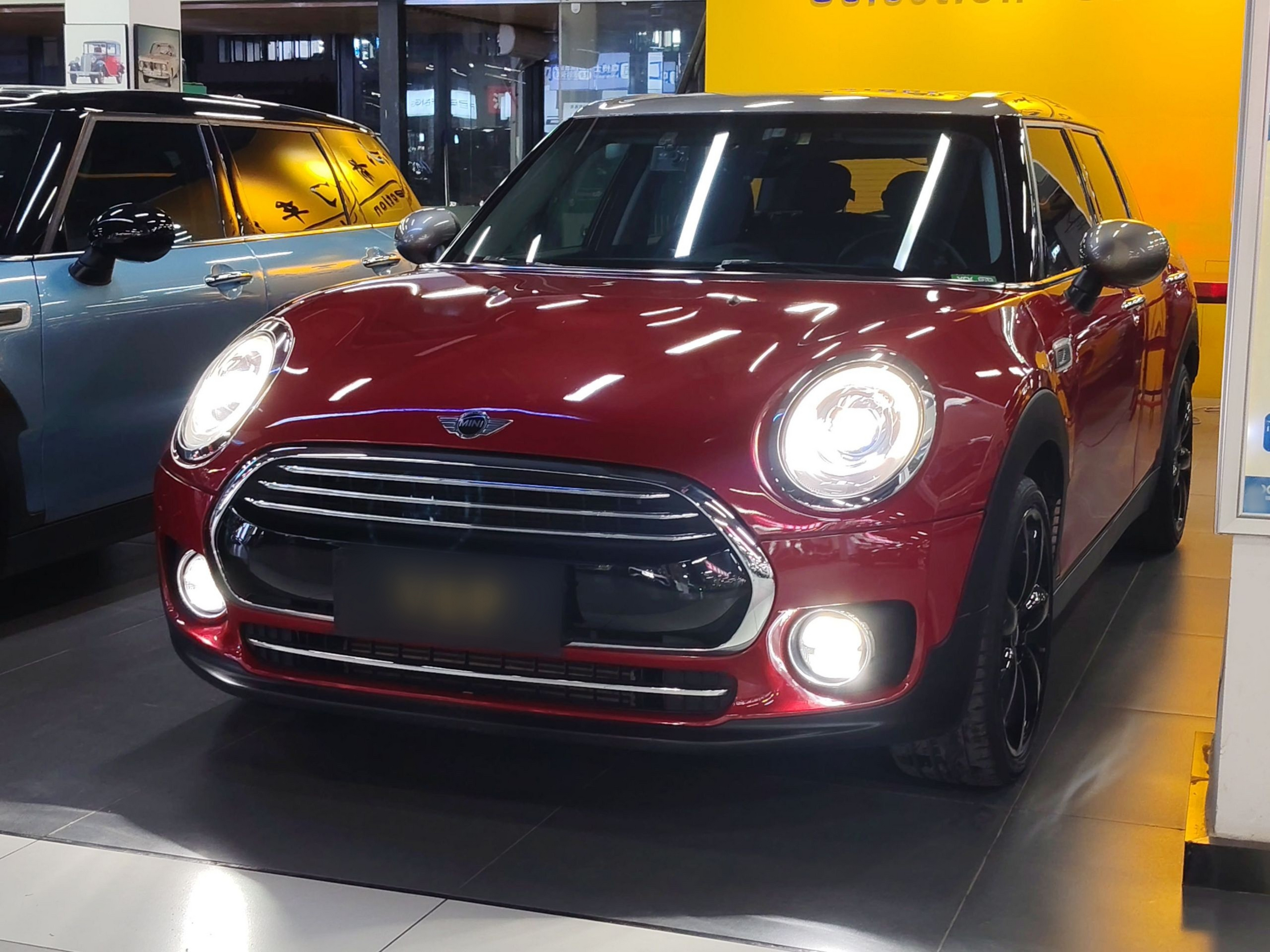 تحت مقدمة السيارة