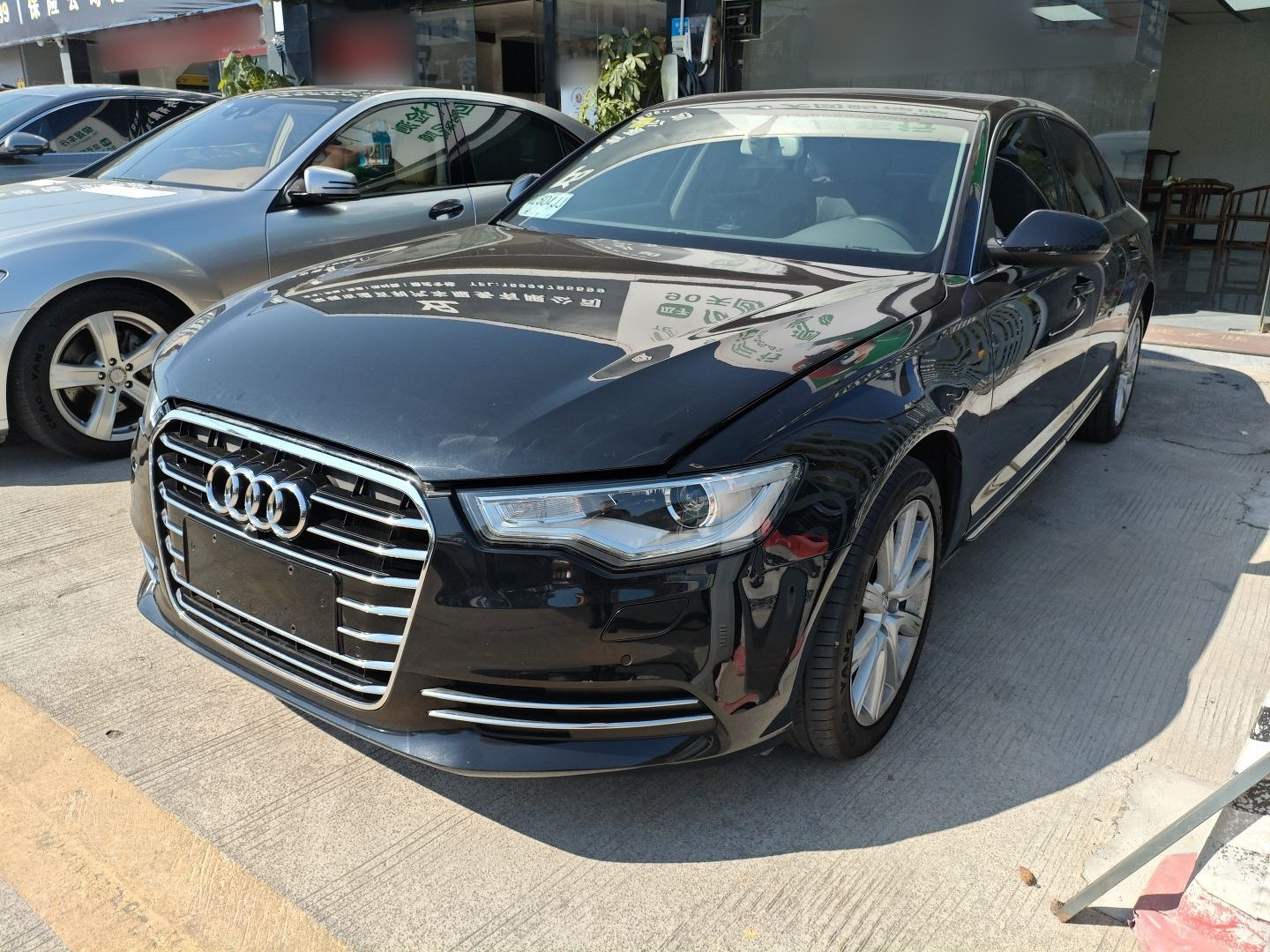 تحت مقدمة السيارة