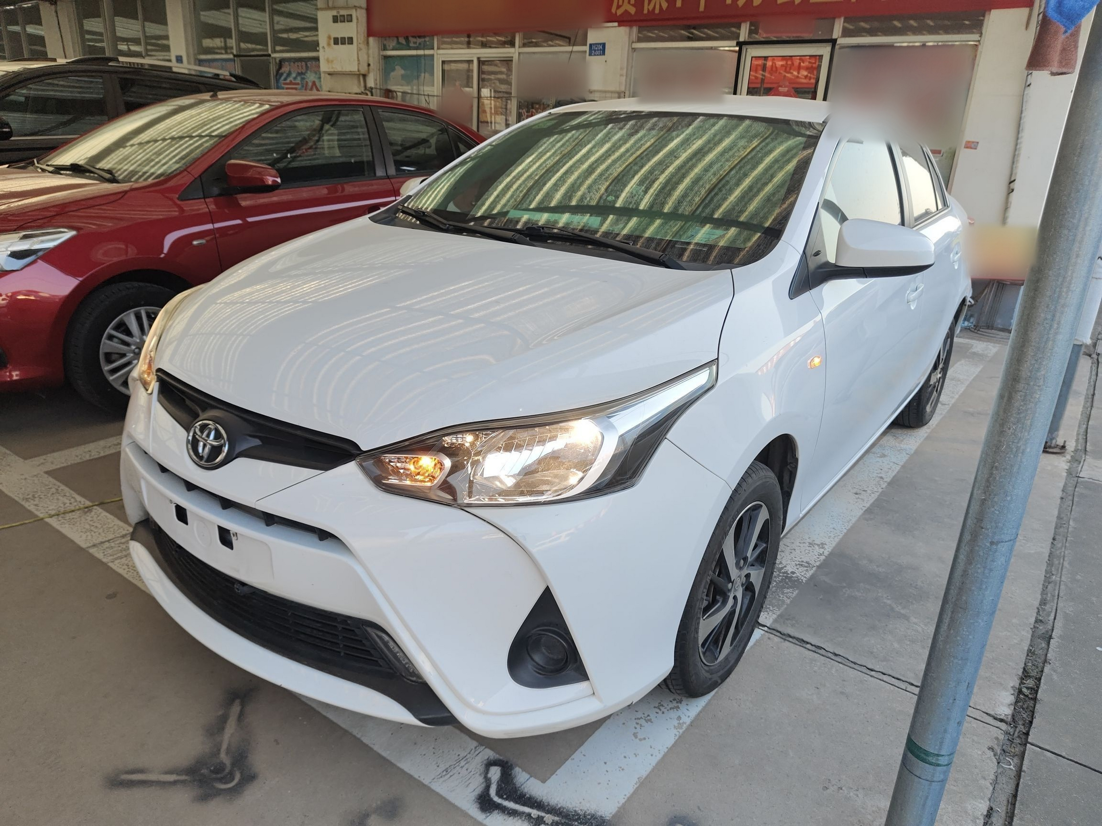 تحت مقدمة السيارة